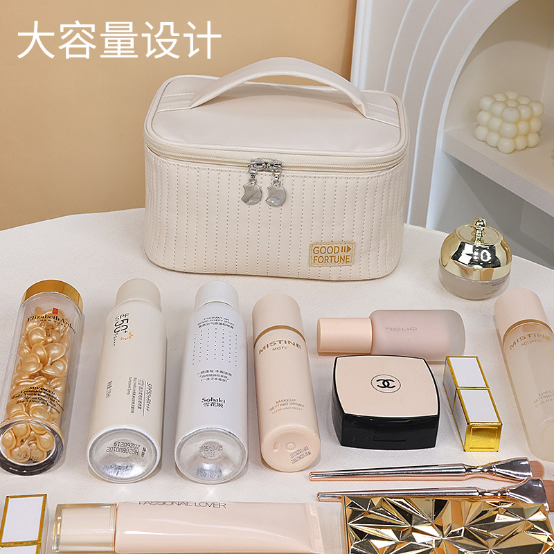 High-appearation-level cake makeup bag, large-capacity PU leather storage bag, hand-held cosmetics storage bag, travel toiletry bag Application Scenario