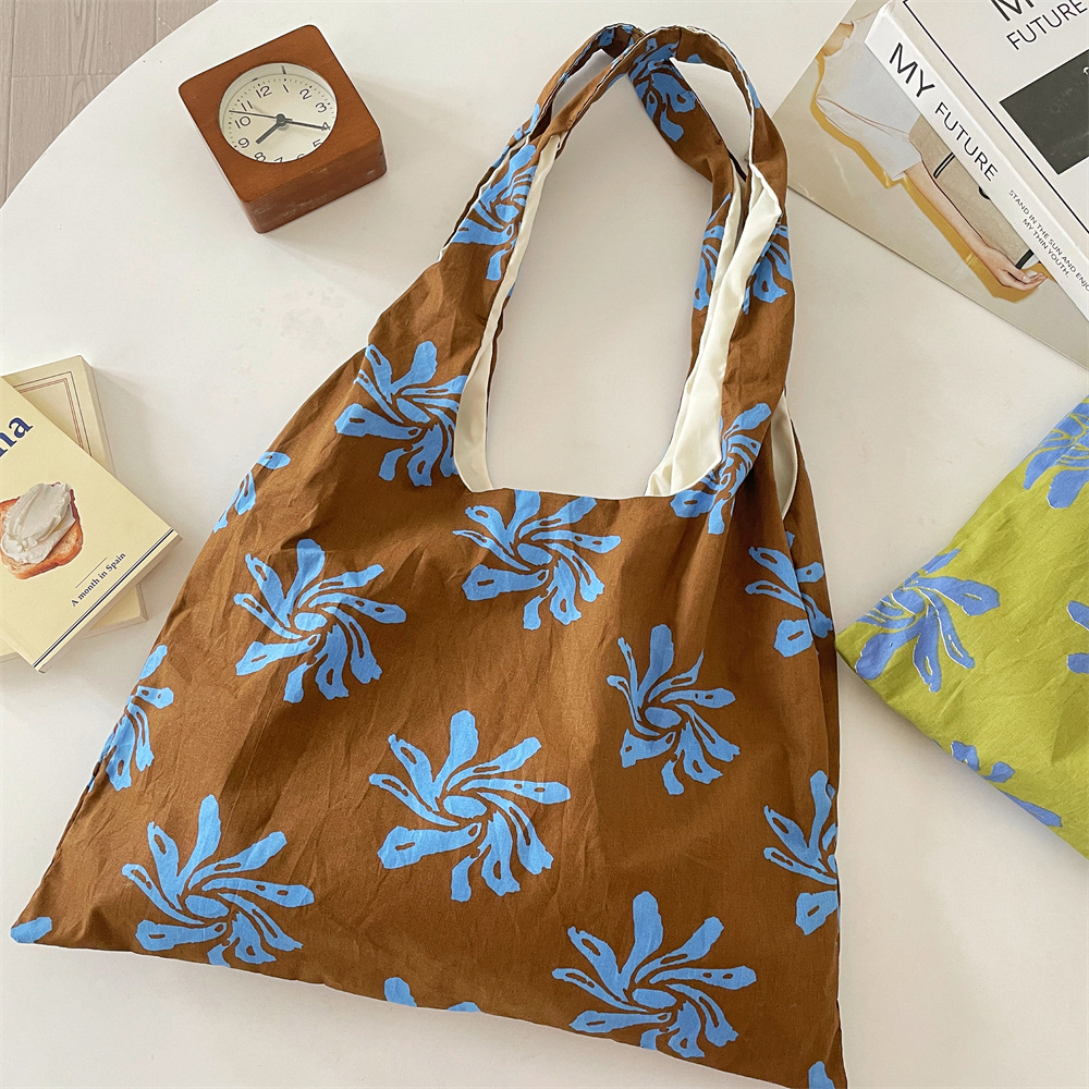 56131 2025 New Style Artistic small blue flower canvas vest for women's laid-back commuting large capacity single-shoulder handbag Application Scenario