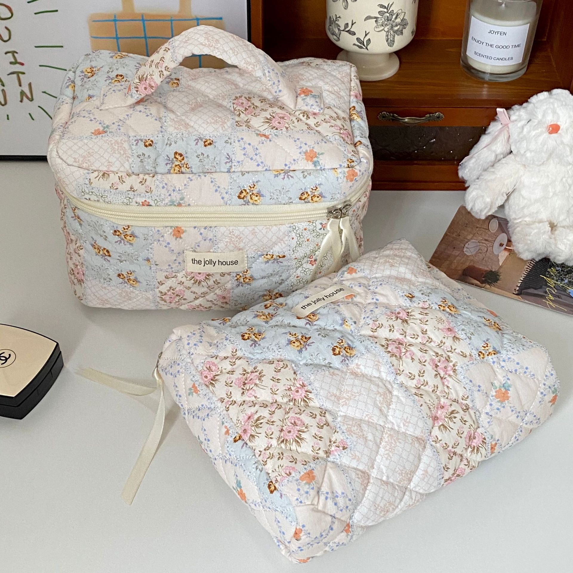 Patchwork floral hand-held makeup bag for women, large-capacity portable for going out, skin care and cosmetics storage bag, hand-held bag Specification drawing