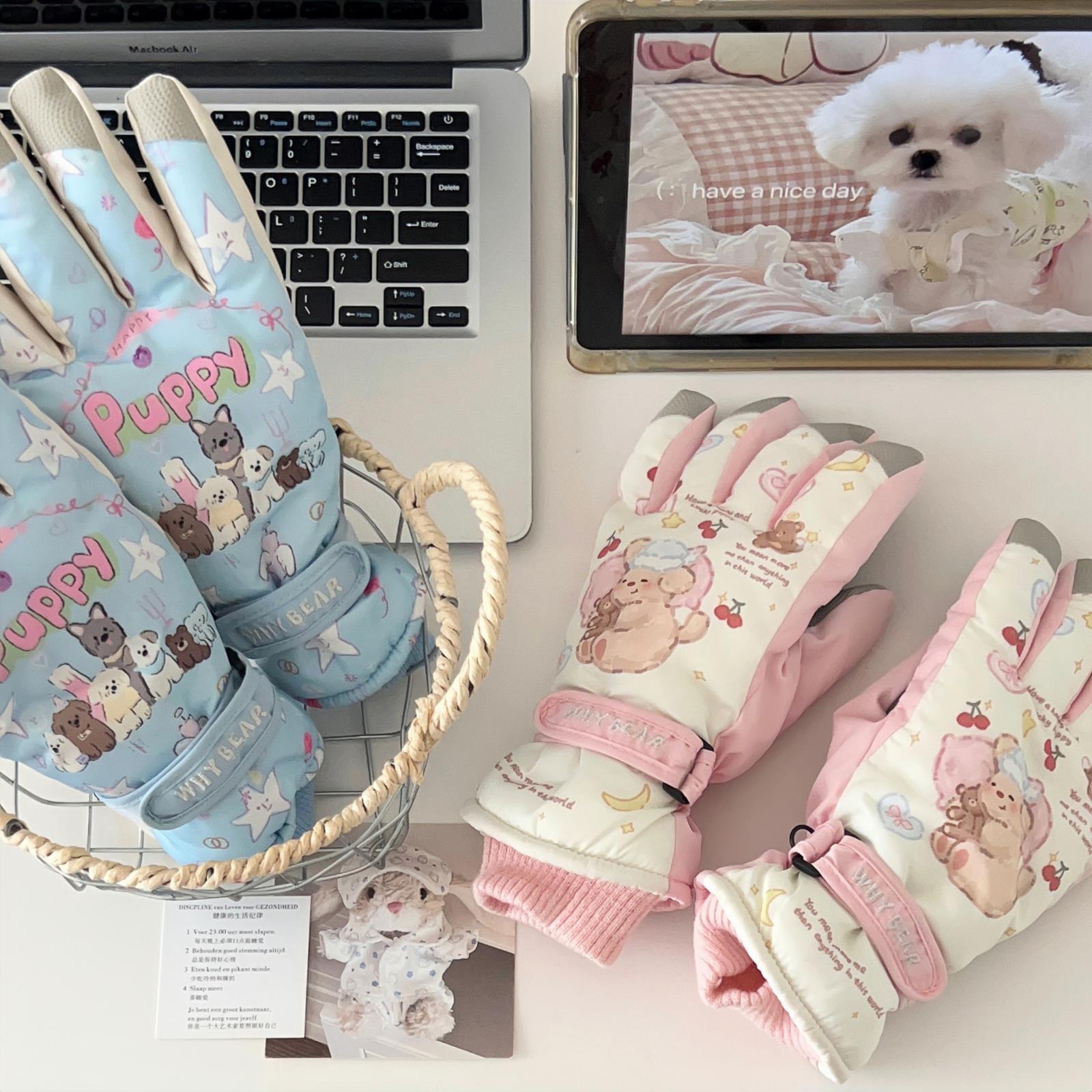 Winter skiing essential gloves: Little Bear fleece outdoor cycling windproof, waterproof, cold-proof and warm touch screen gloves Application Scenario