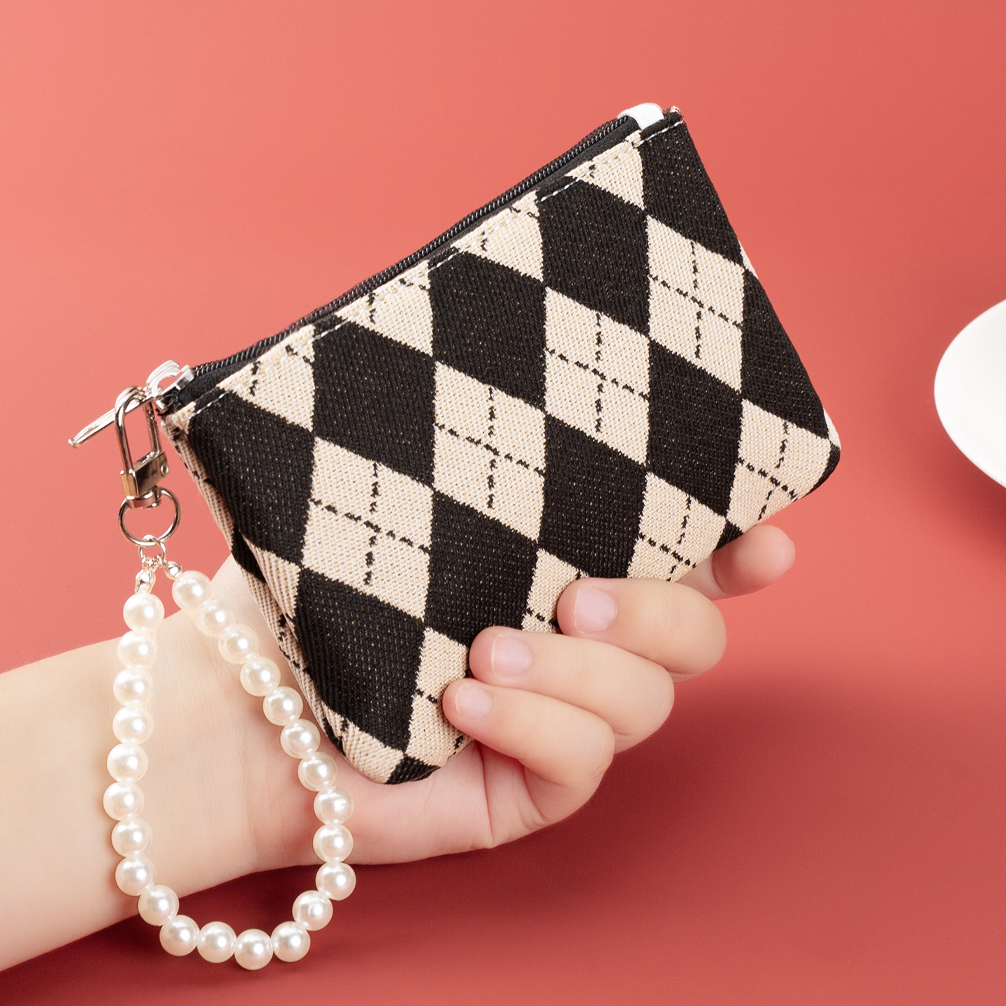 The new diamond-shaped zipper coin purse from Ailun is a large-capacity, multi-functional wallet with a high-end feel for women. It's a Korean version Application Scenario