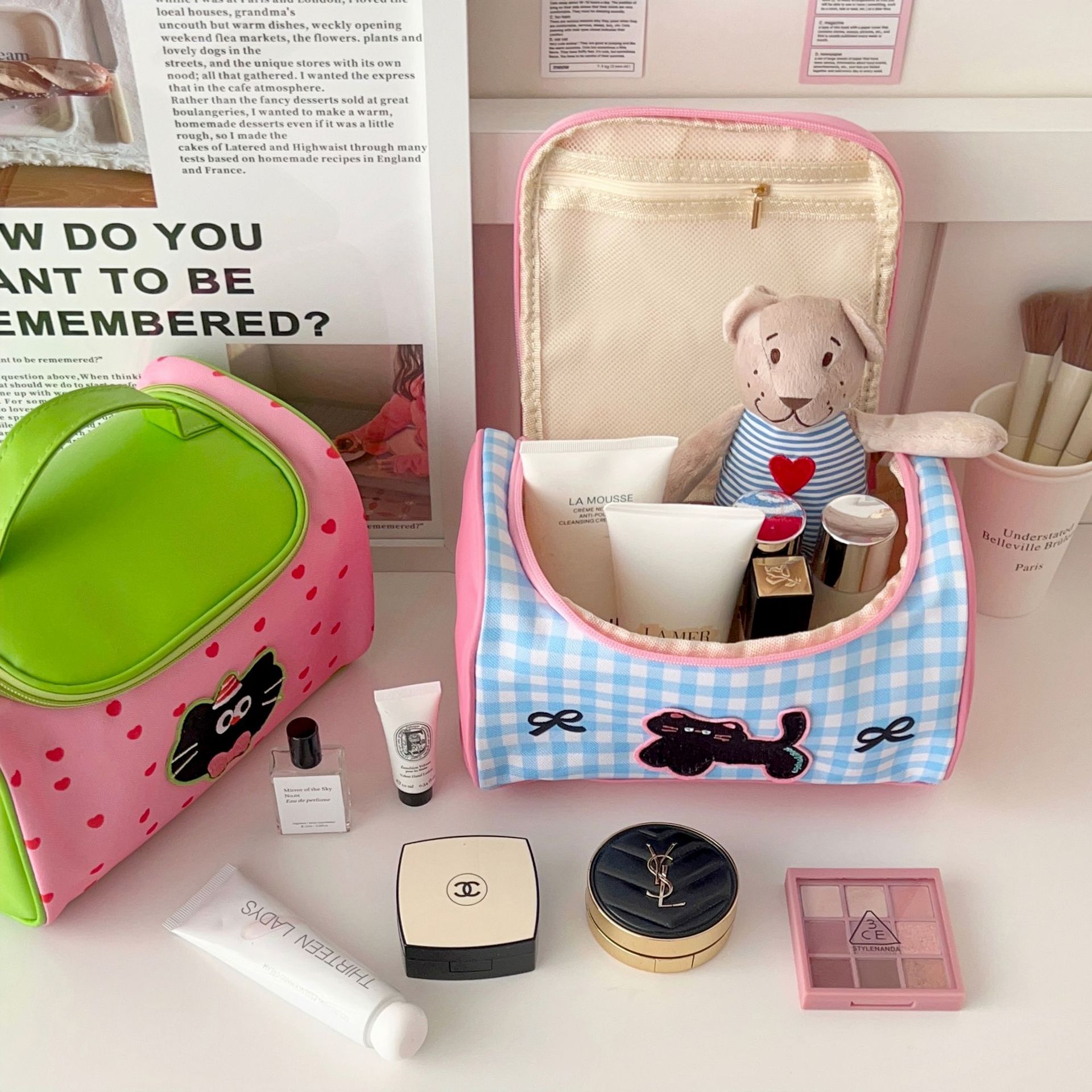 Girlish cat hand-held makeup bag, portable large-capacity cute cosmetics storage bag for women, travel toiletries bag Application Scenario