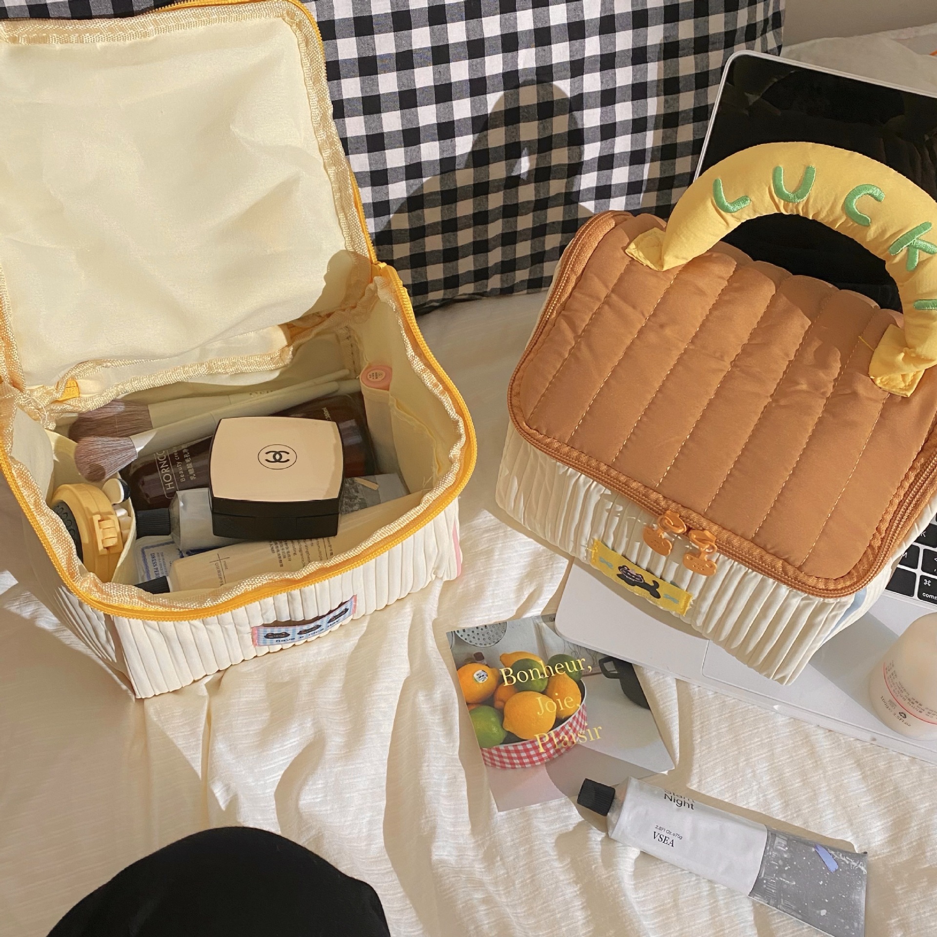 Cute House Makeup Bag, large capacity, high school girls' appearance level, portable travel toiletries and skin care products, hand-held storage bag Application Scenario