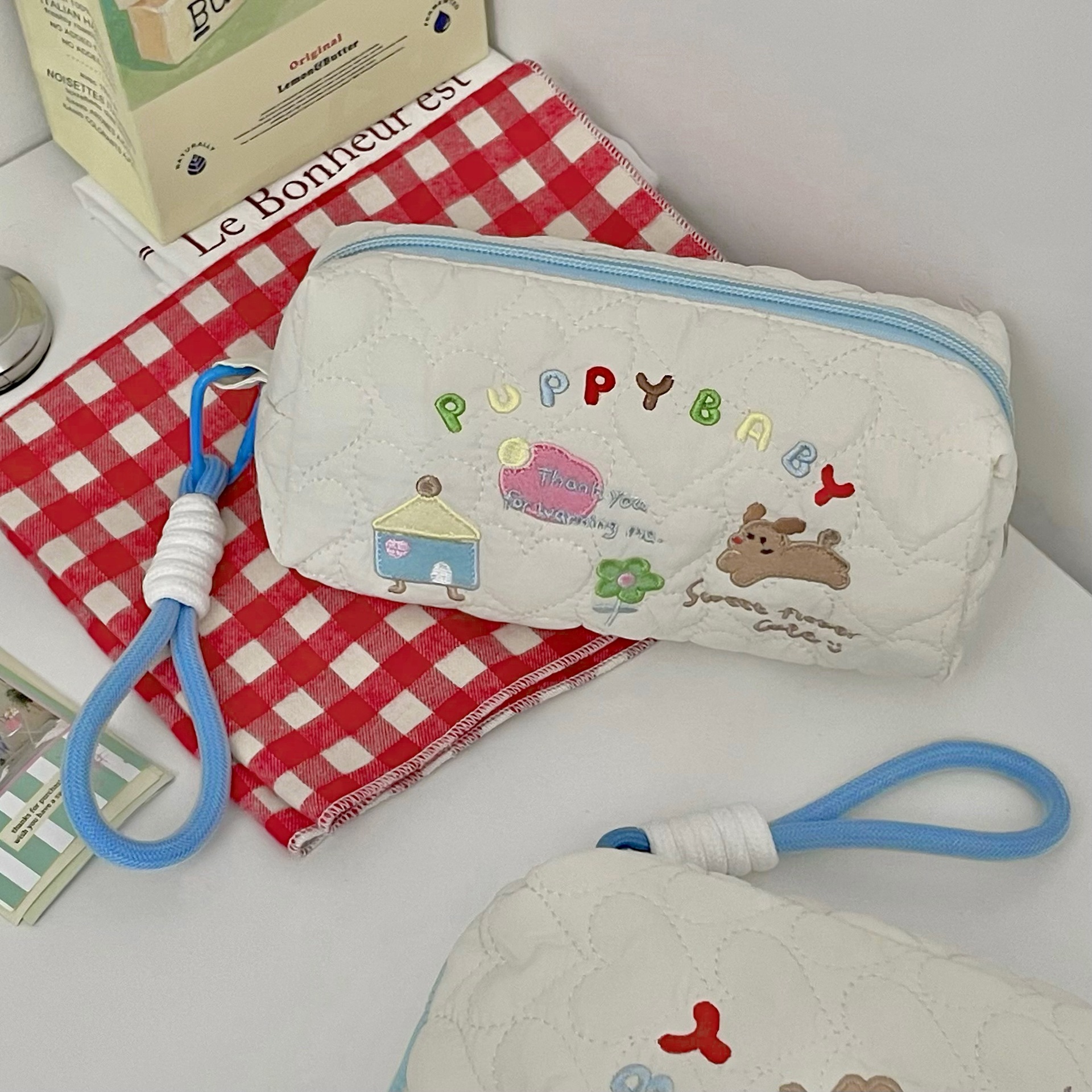 Ins-style embroidered puppy makeup bag for girls, new cute cartoon illustration student stationery bag, large-capacity storage bag Specification drawing