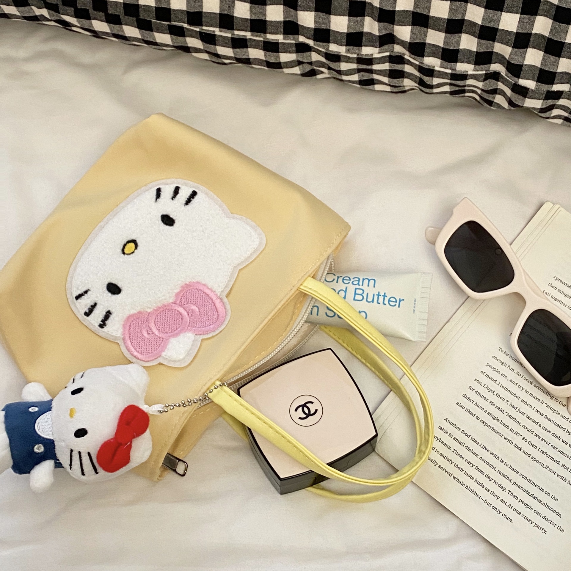 Cute cat handbag, small handbag, travel essential portable handbag, small, light and versatile canvas small bag Application Scenario