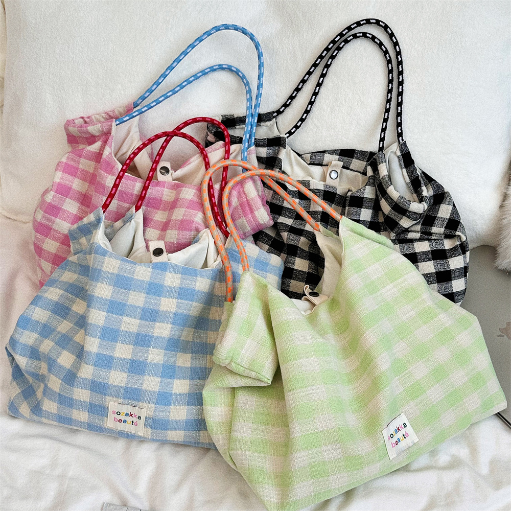 46201 ins Casual and Versatile checkered drawstring shoulder bag, large capacity tote bag, cream checkered commuter bag full figure
