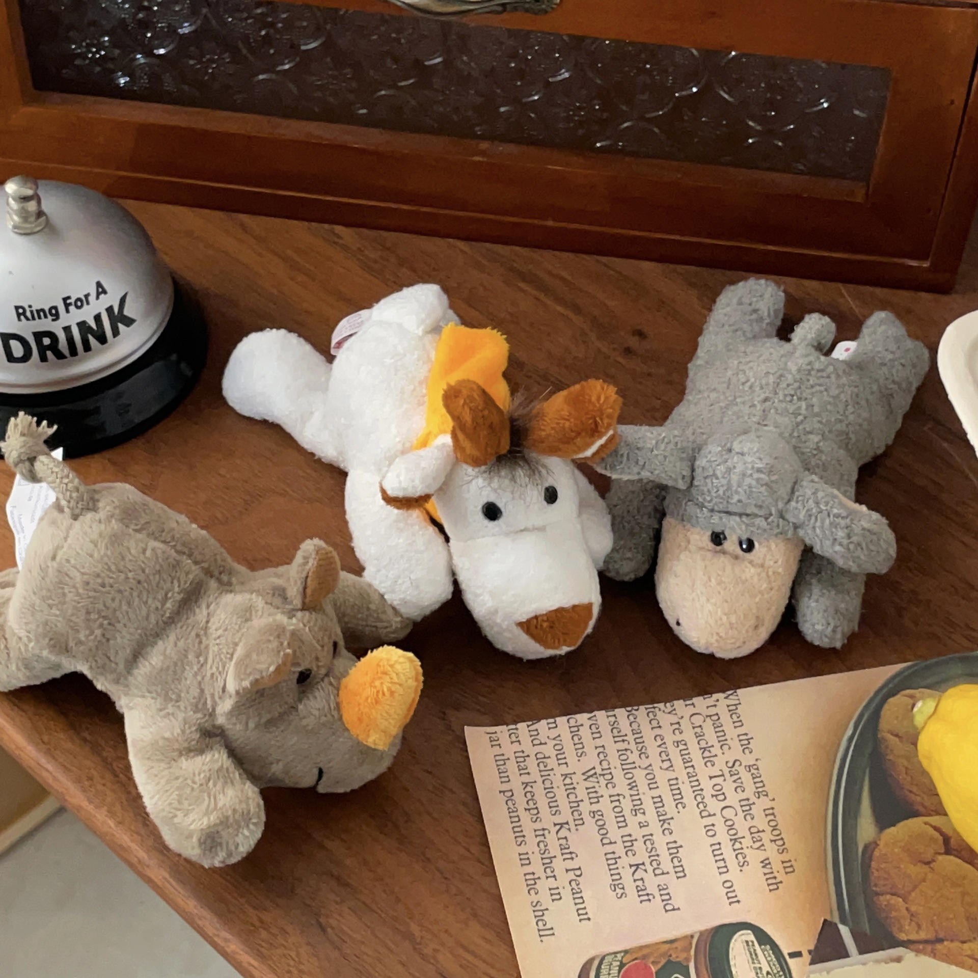 Car screen plush toy, creative animal-shaped decorative item, car cartoon display screen decorative item to play with Specification drawing