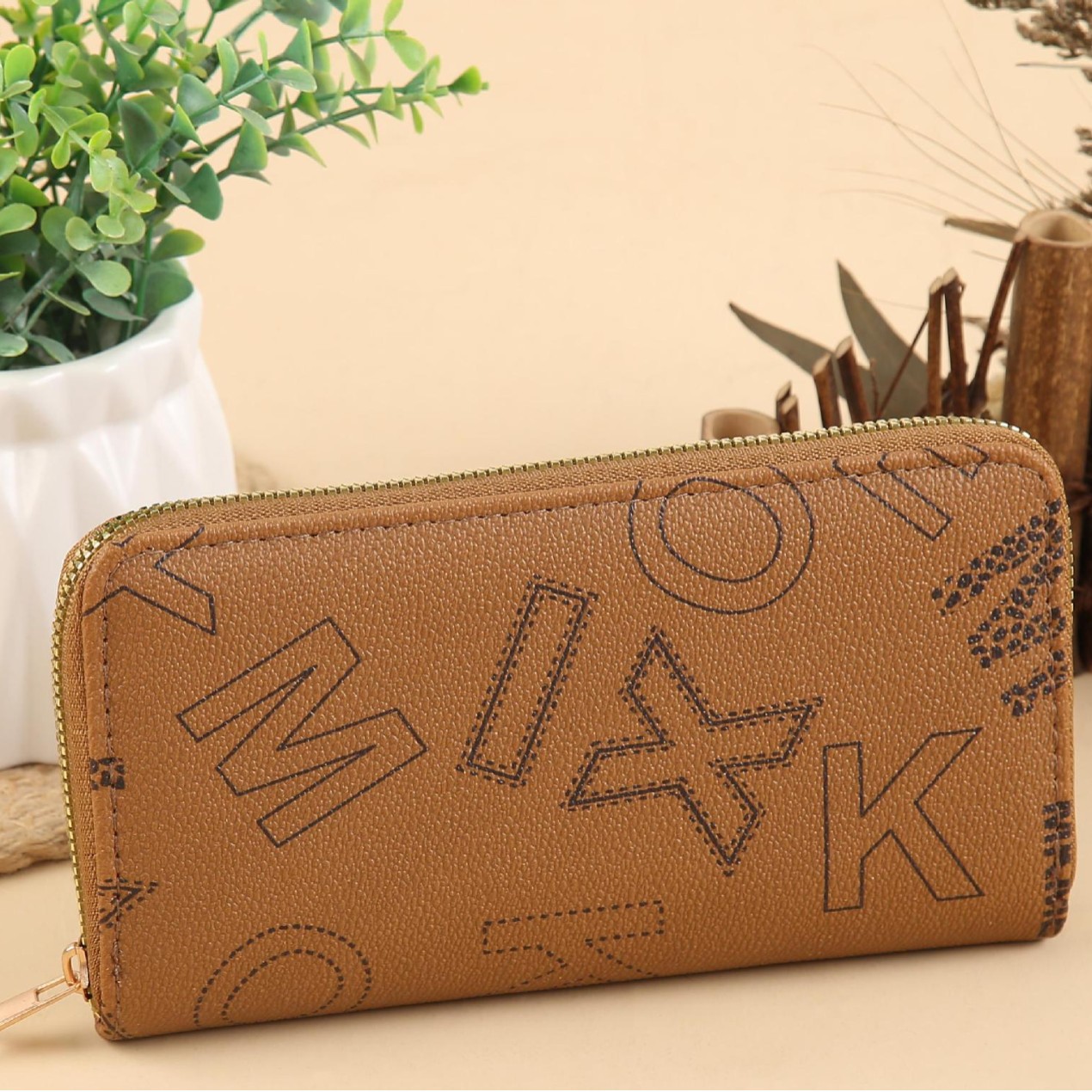 A large geometric pattern multi-purpose ladies' wallet, wallet, clutch, phone case, card case and storage bag Application Scenario