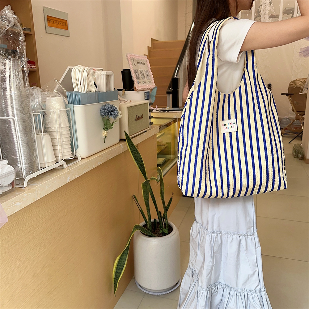 44181 Japanese and Korean striped tote canvas bag, women's summer large-capacity commuter single-shoulder bag, work handbag Application Scenario
