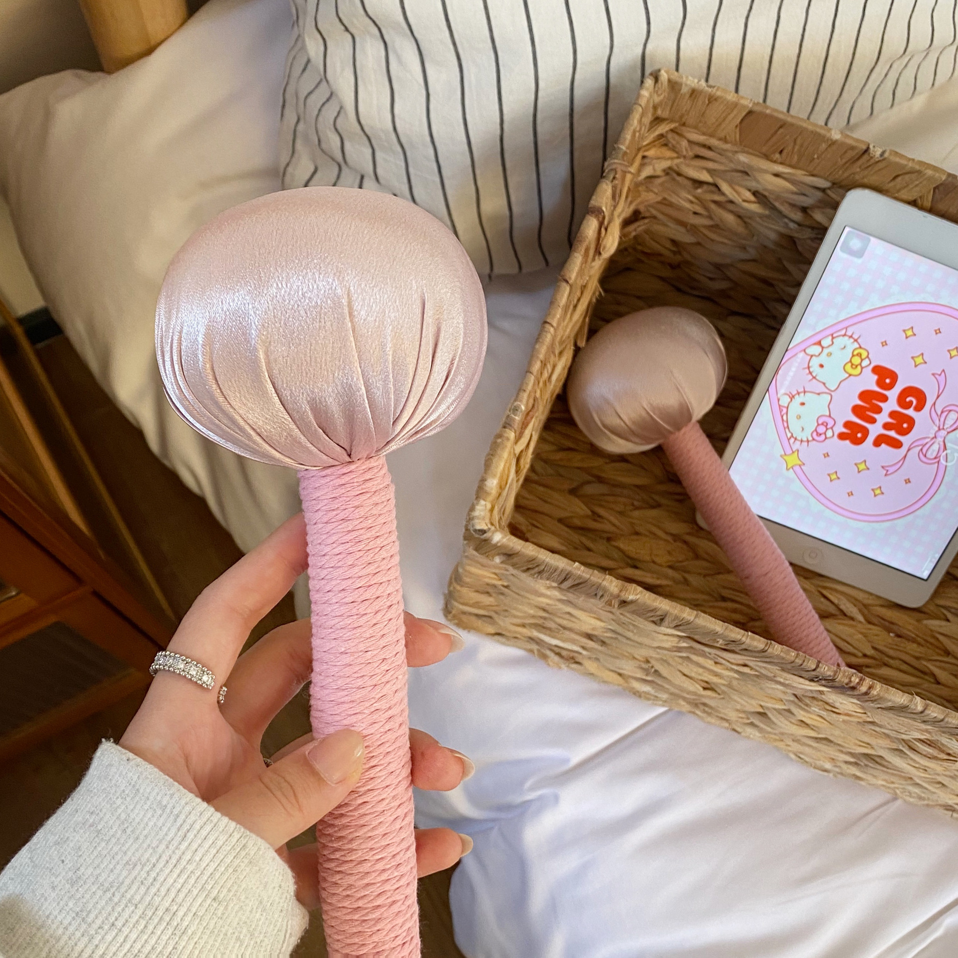 Pink mugwort health hammer, hand-held office massage, shoulder and neck tapping stick, tapping the eight deficiency meridians, tapping the cervical vertebrae details Picture