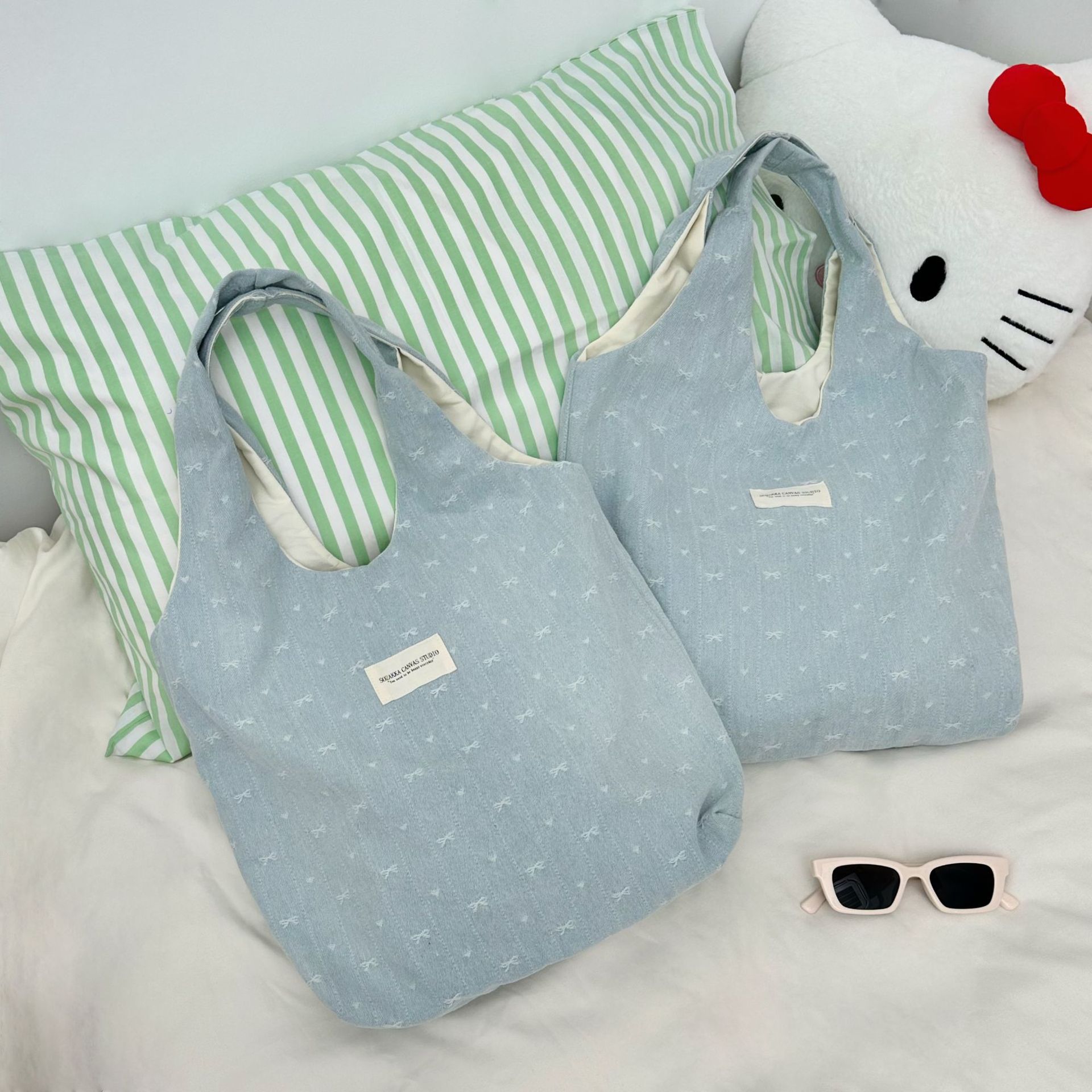 A fresh and simple denim bow vest bag for women, light blue bow embroidery, unique and versatile, large-capacity single-shoulder bag Specification drawing
