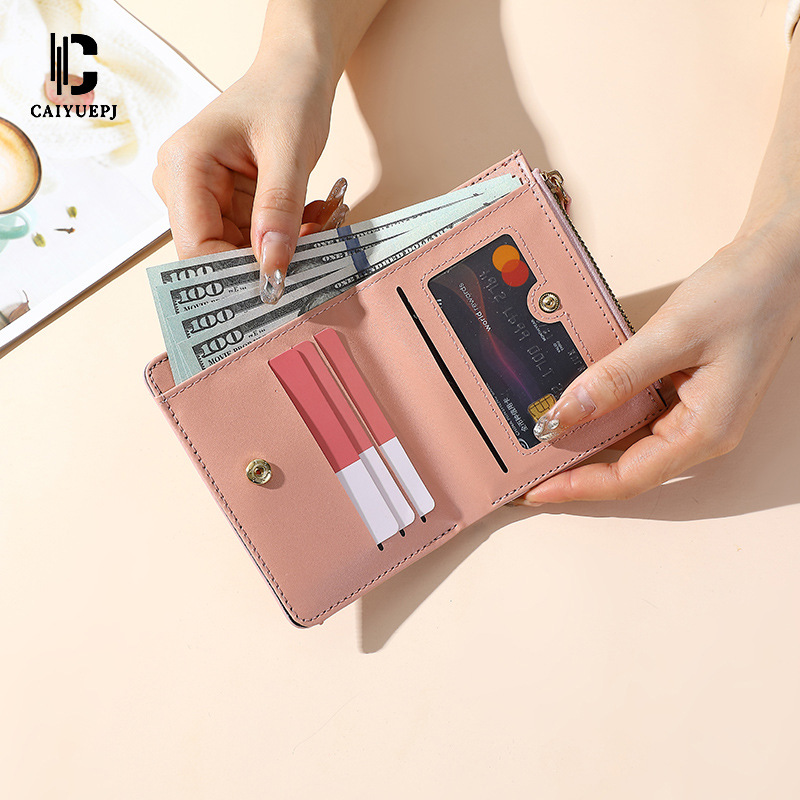 A new cross-border best-selling women's wallet, a fashionable short card bag, at 20% off Application Scenario