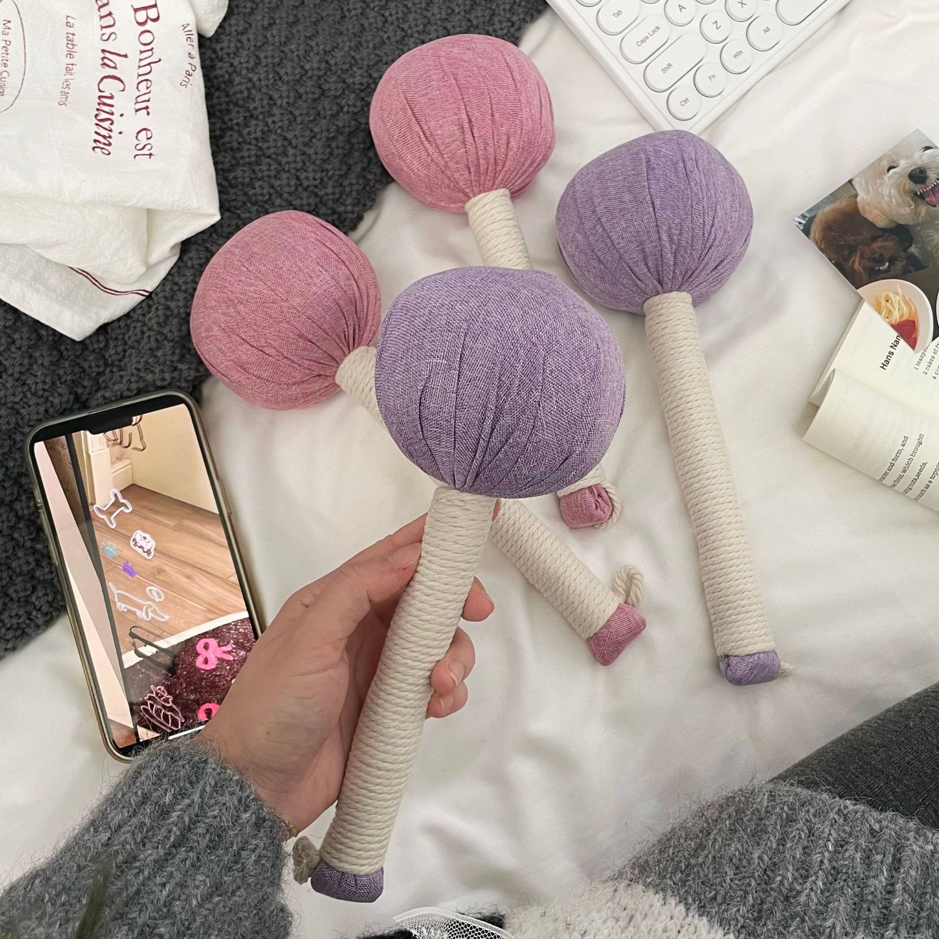 Herbal mugwort hammer, a handheld hammer for health massage and shoulder, neck and back meridians unblocking, is a perfect tool for full-body hammering and beating full figure