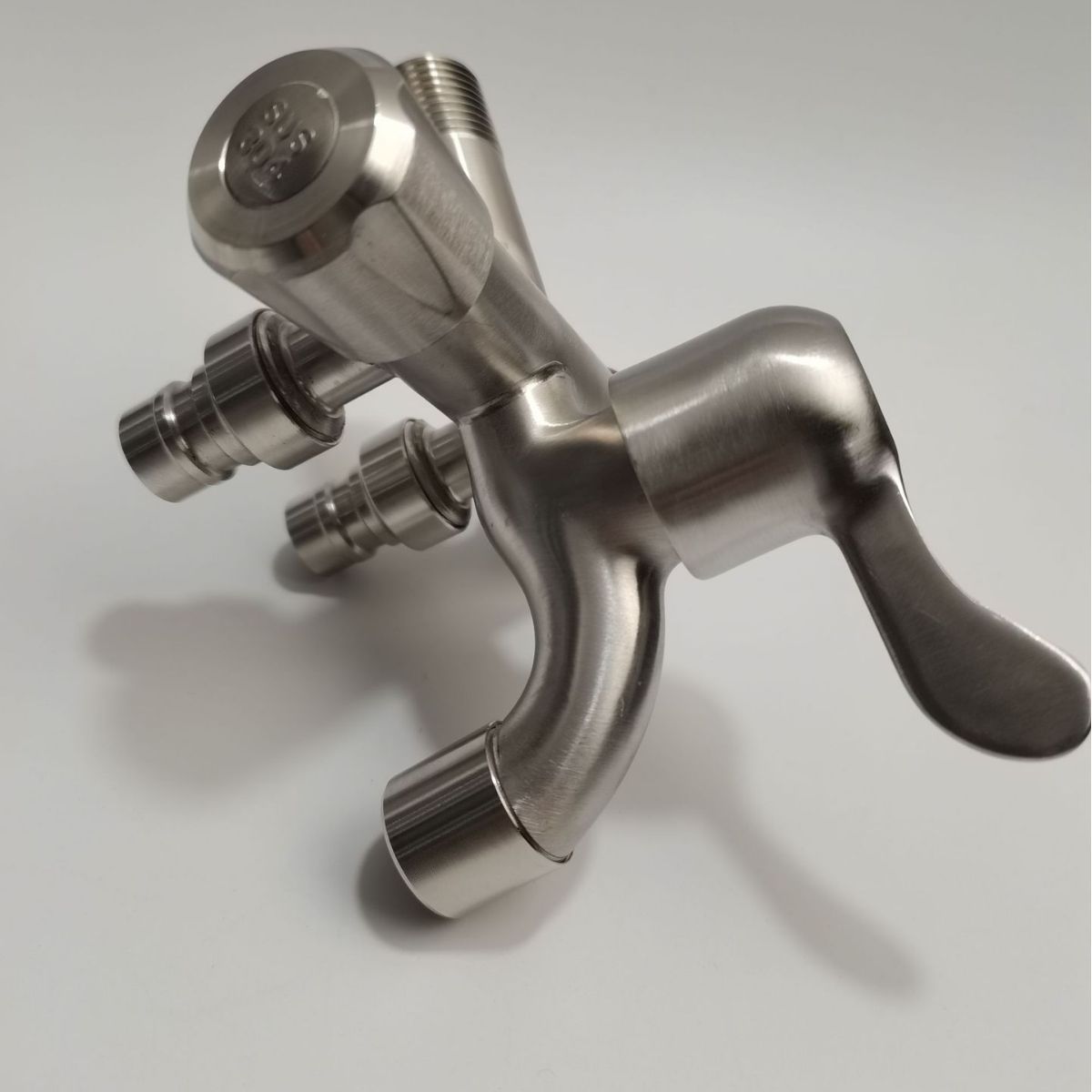 304 stainless steel multi-functional one-in three-out washing machine faucet three-control household diverter four-way triangular valve Application Scenario
