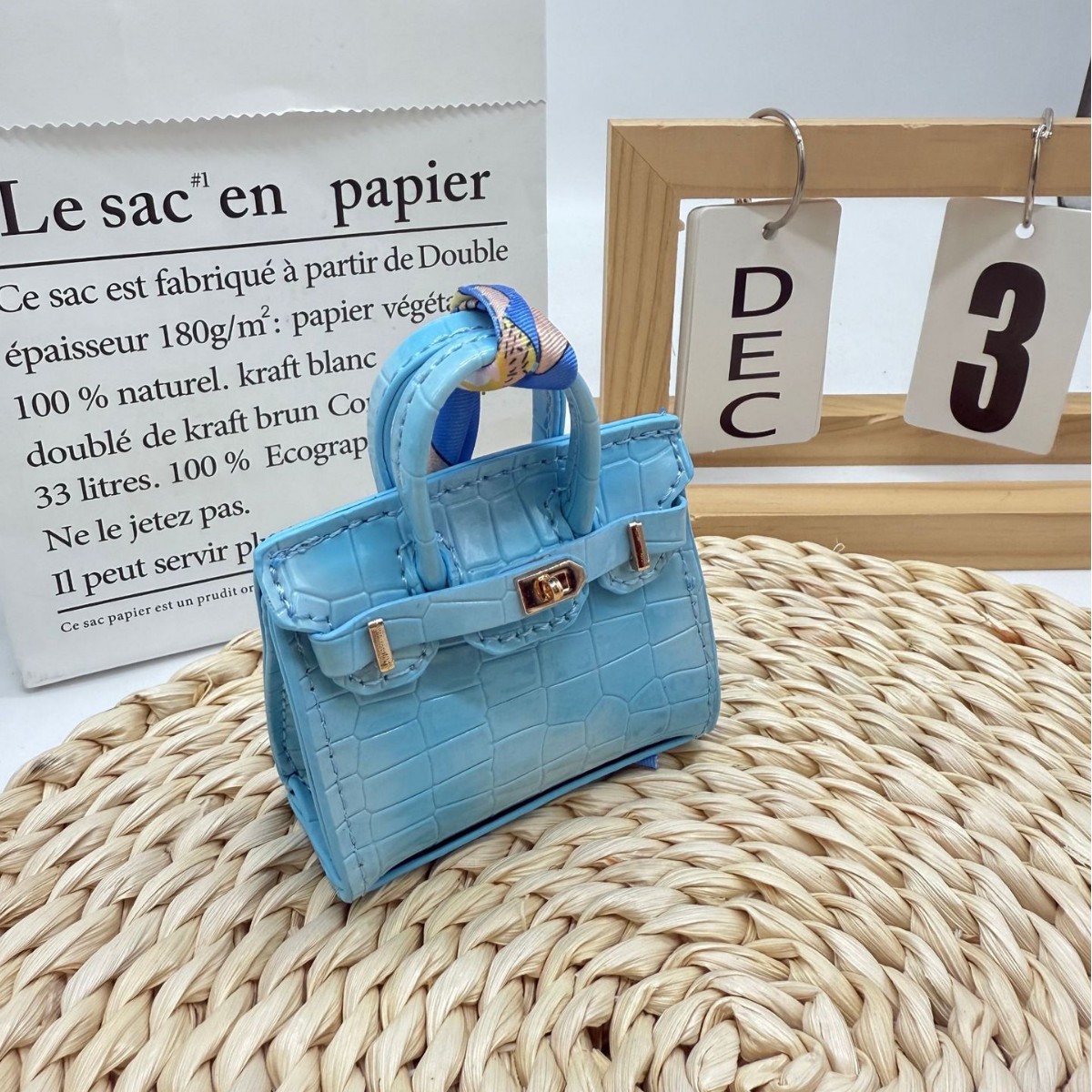 A new miniaturized crocodile-patterned small bag pendant accessory and cute earphone case Specification drawing