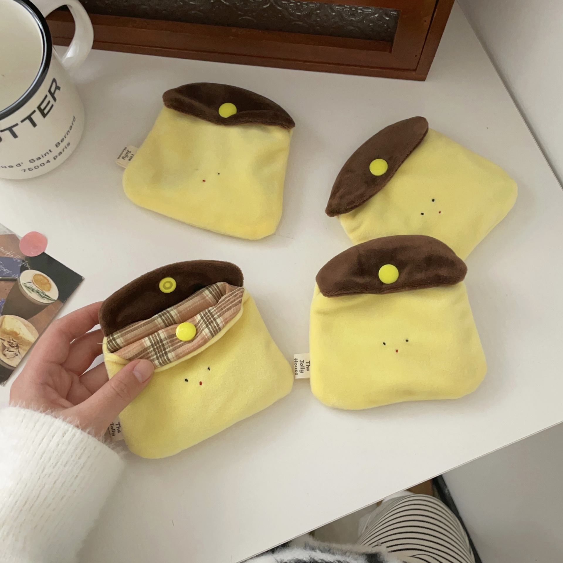 Cute handmade caramel pudding coin purse, creative mini plush portable headphones, ID card storage small card case full figure