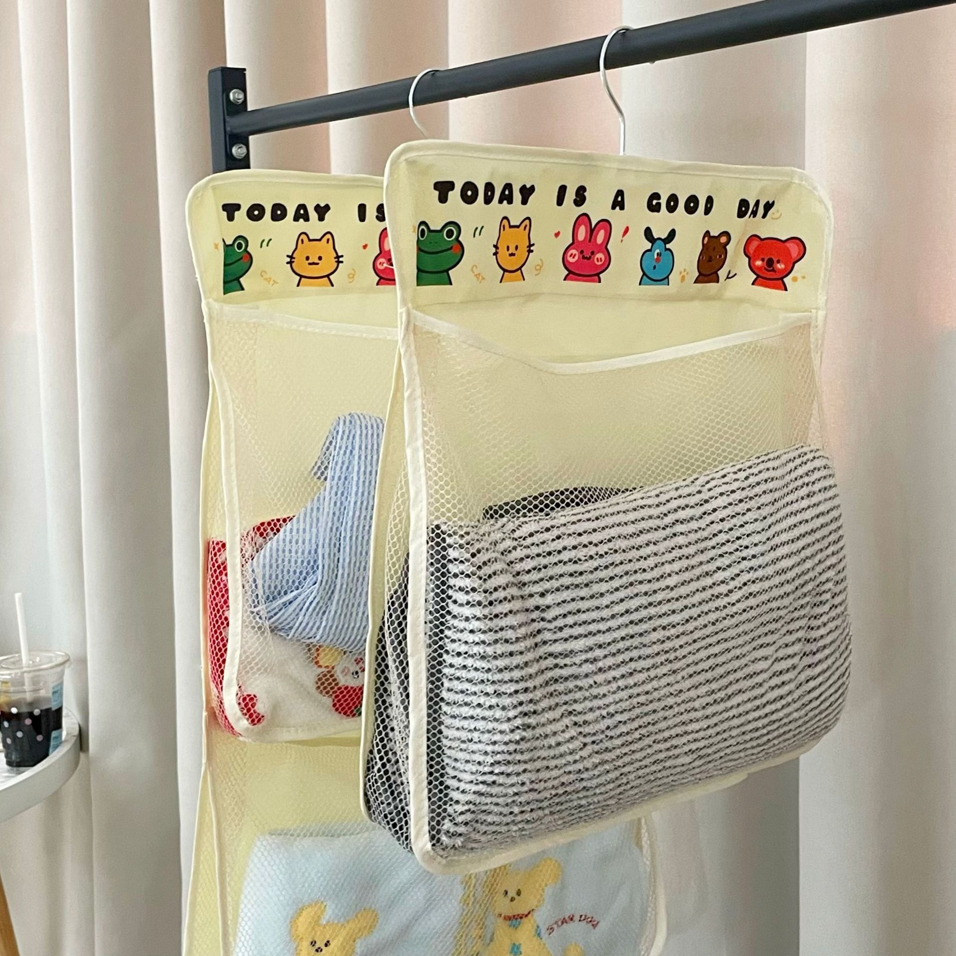 Animal pattern hanging bag type underwear and underpants storage bag, bedside wardrobe hanging bag in the dormitory, hanging bag for miscellaneous items behind the door, net bag Specification drawing
