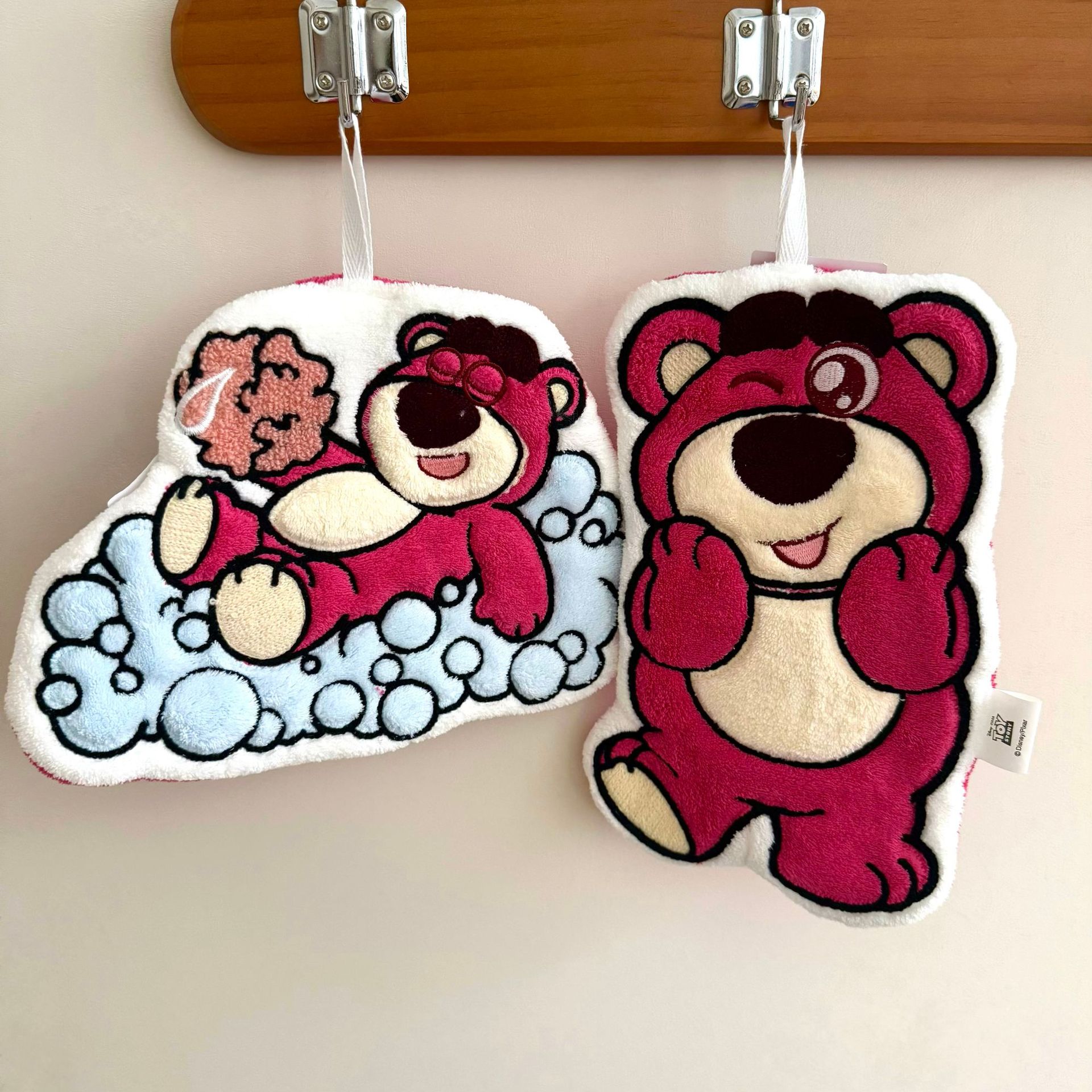 Cartoon strawberry bear hand towels, hanging cute bear coral fleece towels, thickened quick-drying kitchen and bathroom cloths full figure