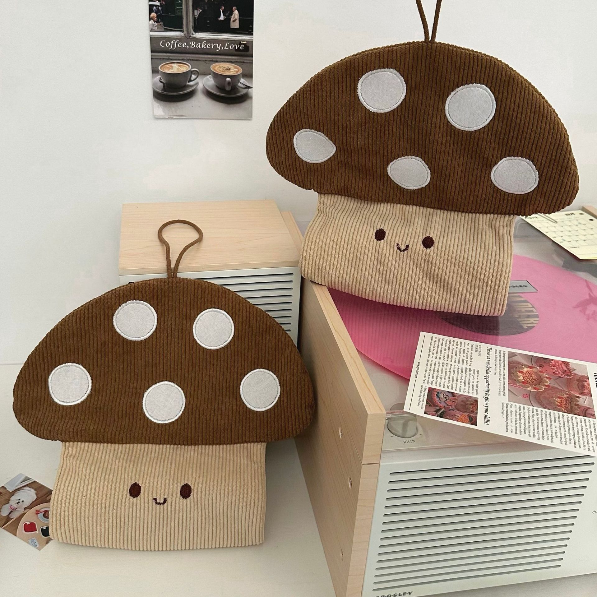 Mushroom tissue box, living room, light luxury and high-end style, cartoon tissue box, dormitory, bedroom, wall-mounted tissue bag Application Scenario