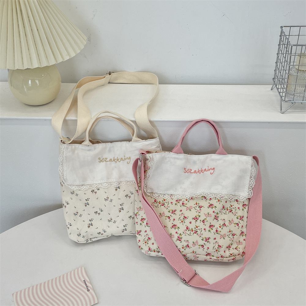 54192 Spring and Summer pastoral style patchwork floral hand-held canvas bag, single-shoulder crossbody bag, large-capacity commuter hand-held bag Application Scenario