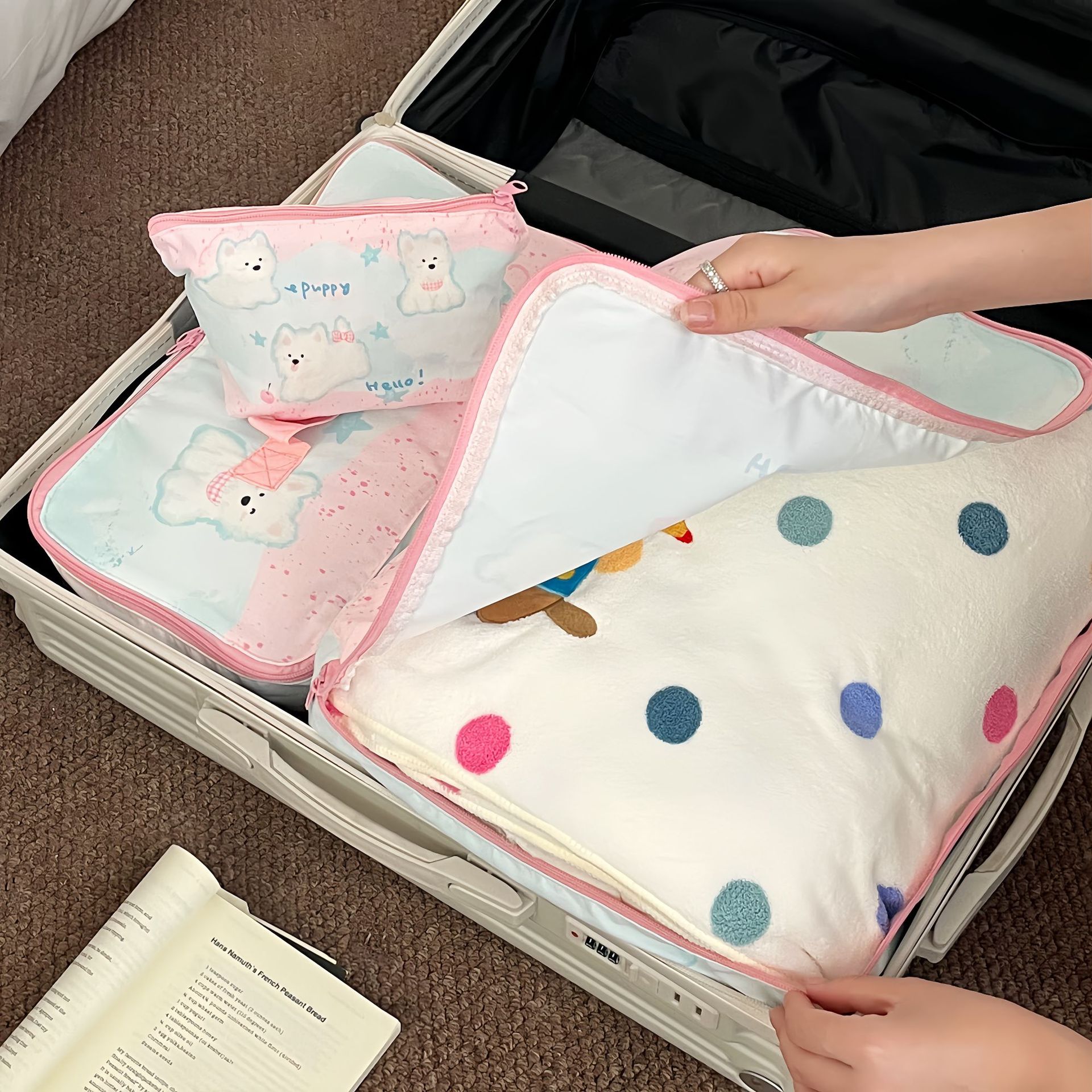 Cute puppy storage bag Travel four-piece set, large-capacity travel clothing sorting bag, portable organization and storage bag Application Scenario