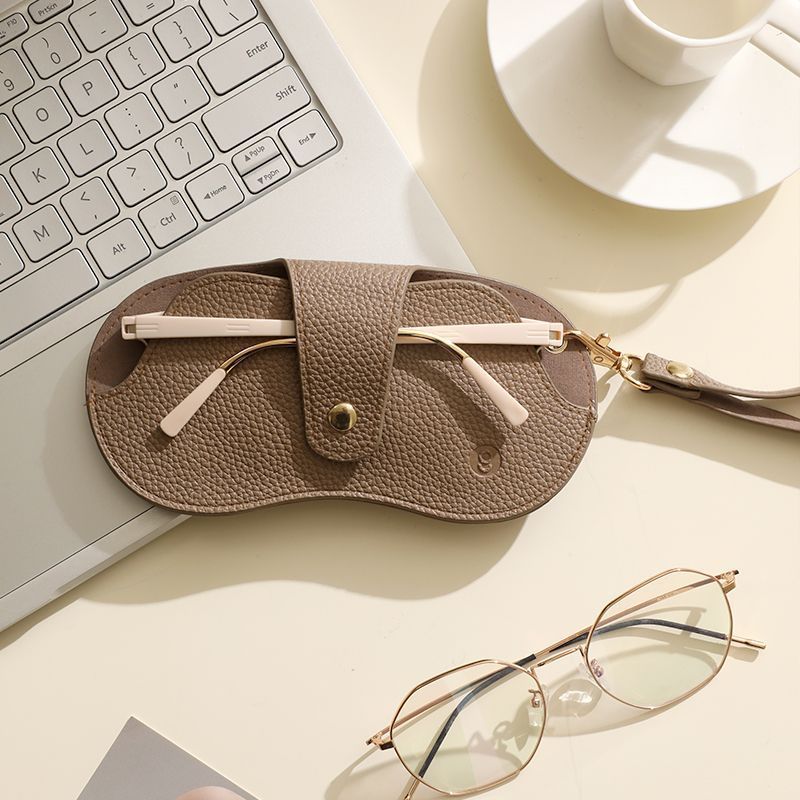 Lanyard eyeglass bag, pressure-resistant portable eyeglass bag, sunglasses, myopia glasses storage bag, hanging bag, anti-loss protective case Application Scenario