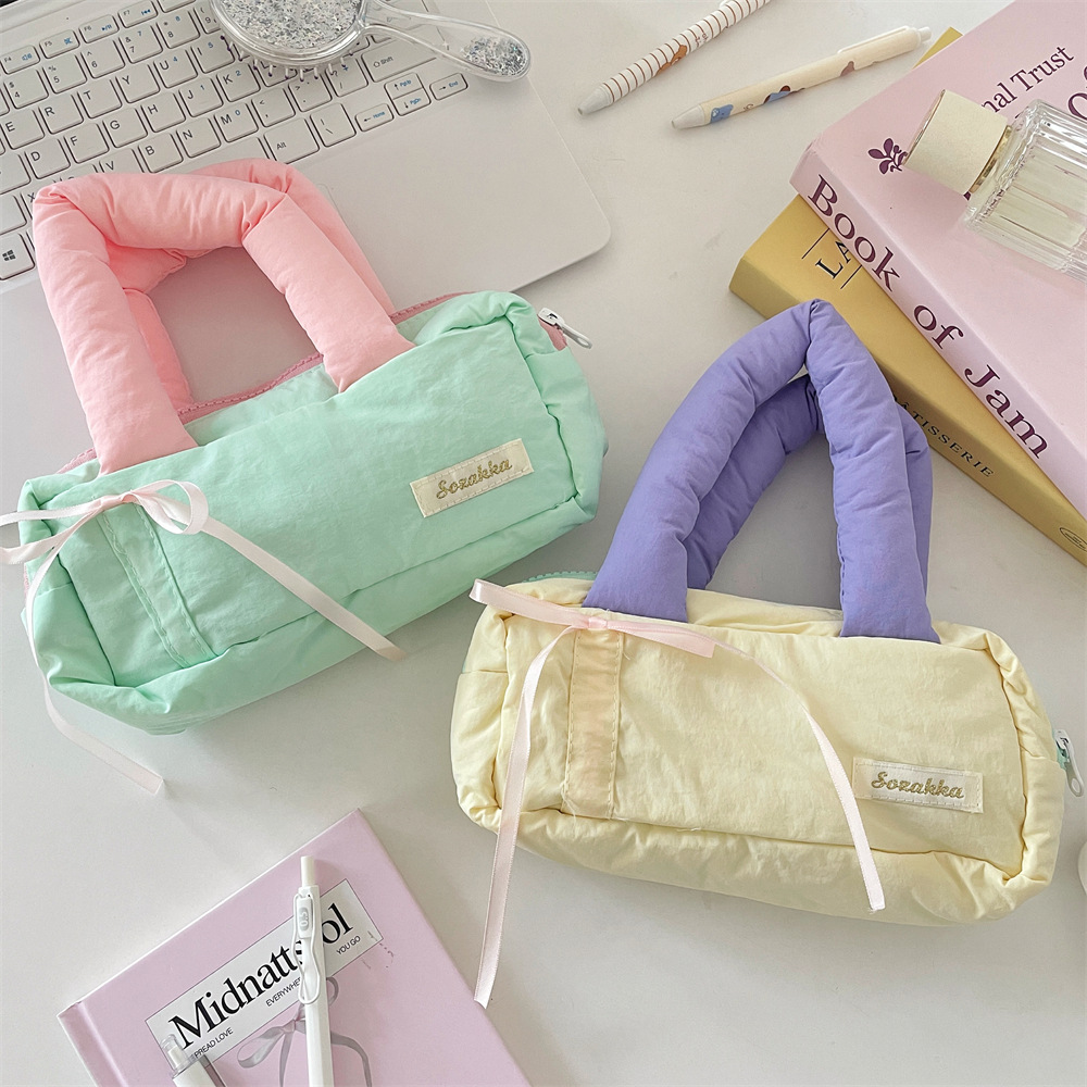 54103 InS-style trendy color-blocking stationery pen case with large capacity, ready to carry your bag, cosmetics and sundries storage bag Application Scenario