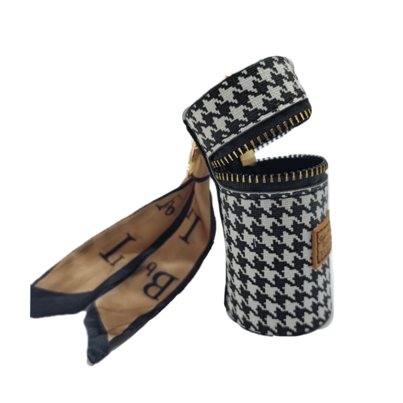 Versatile benefits, best-selling high-end luxury small bags, trendy and portable red envelopes, small pendants, and coin purses Application Scenario