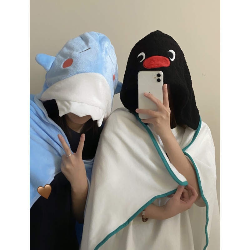 Cartoon cute shark blanket, student dormitory office lunch break air-conditioned blanket, shawl blanket, fluffy coral velvet blanket details Picture