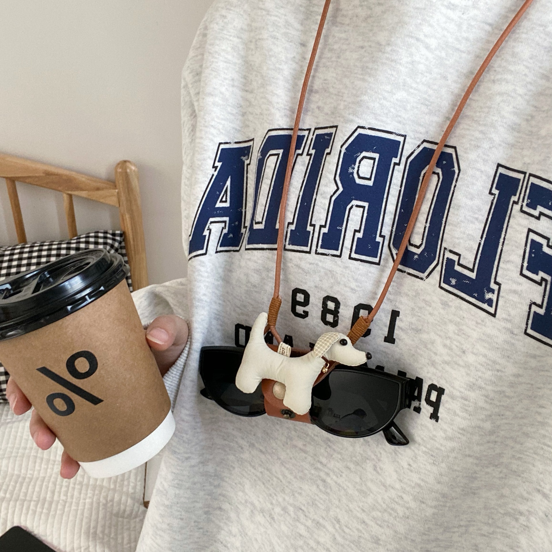Funny little dog neck strap, portable sunglasses, sunglasses strap, anti-loss and anti-drop fashionable pendant Specification drawing