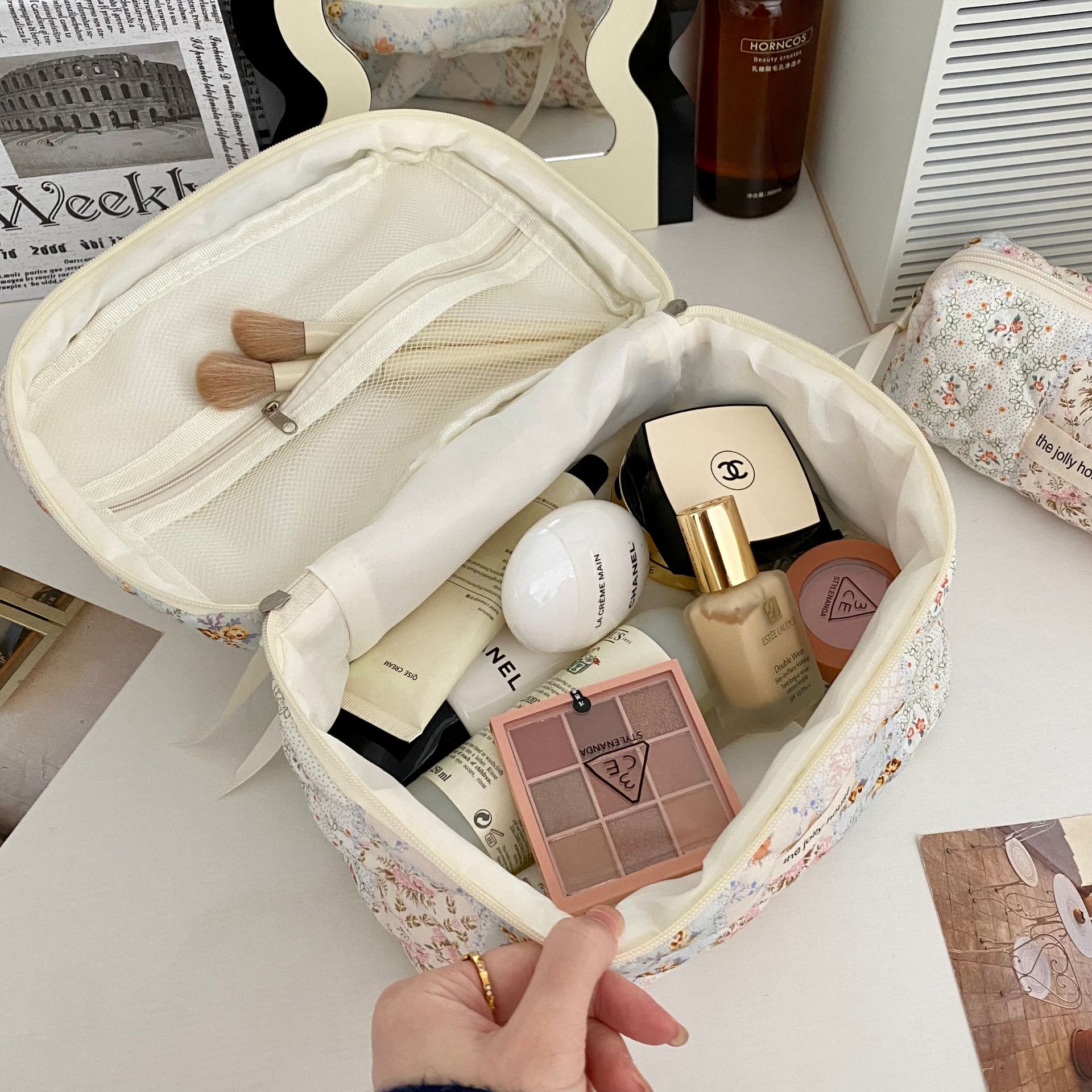 Patchwork floral hand-held makeup bag for women, large-capacity portable for going out, skin care and cosmetics storage bag, hand-held bag Application Scenario