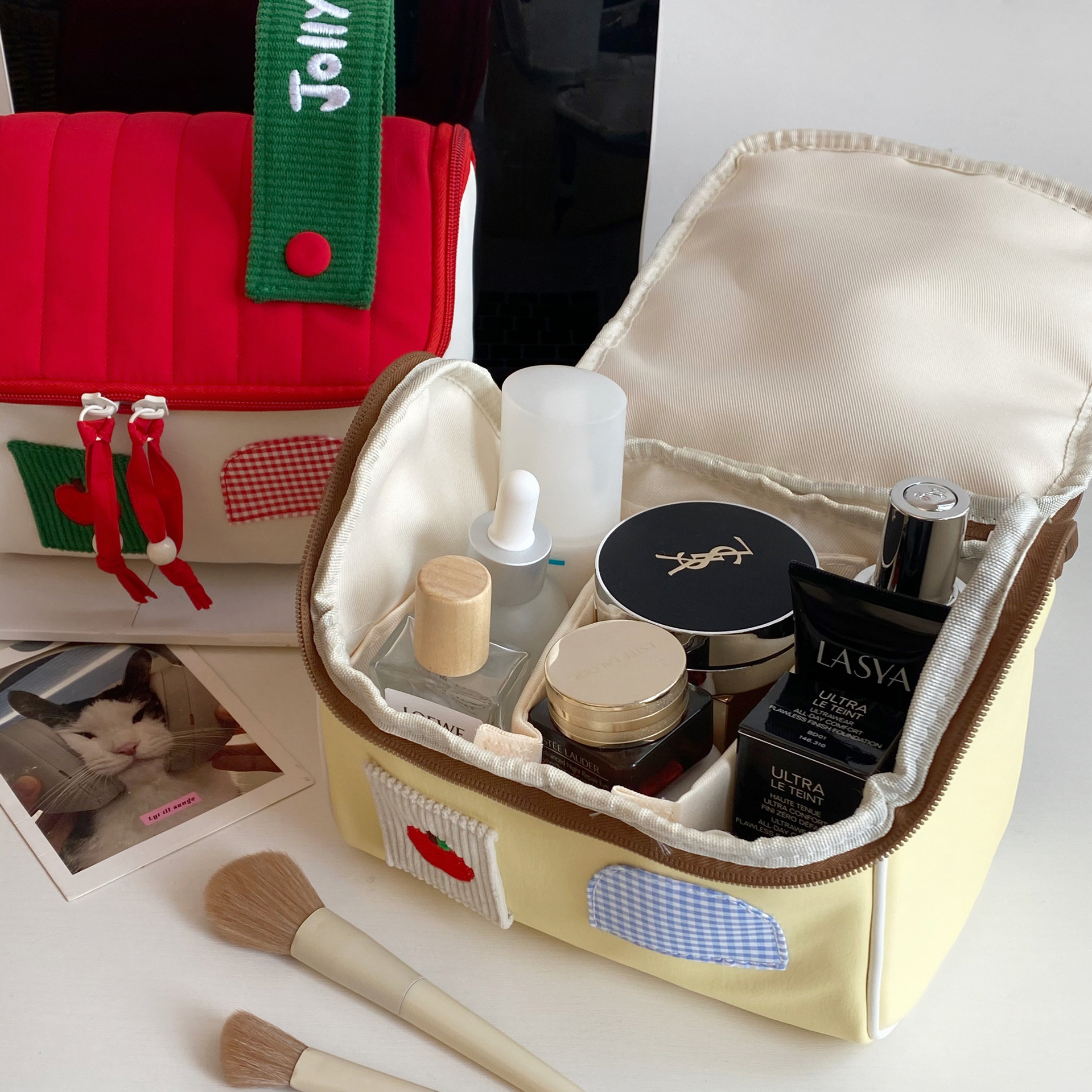 Cross-border Apple House Makeup Bag, Cartoon series, Travel small house toiletry bag, Travel Portable makeup storage bag Application Scenario