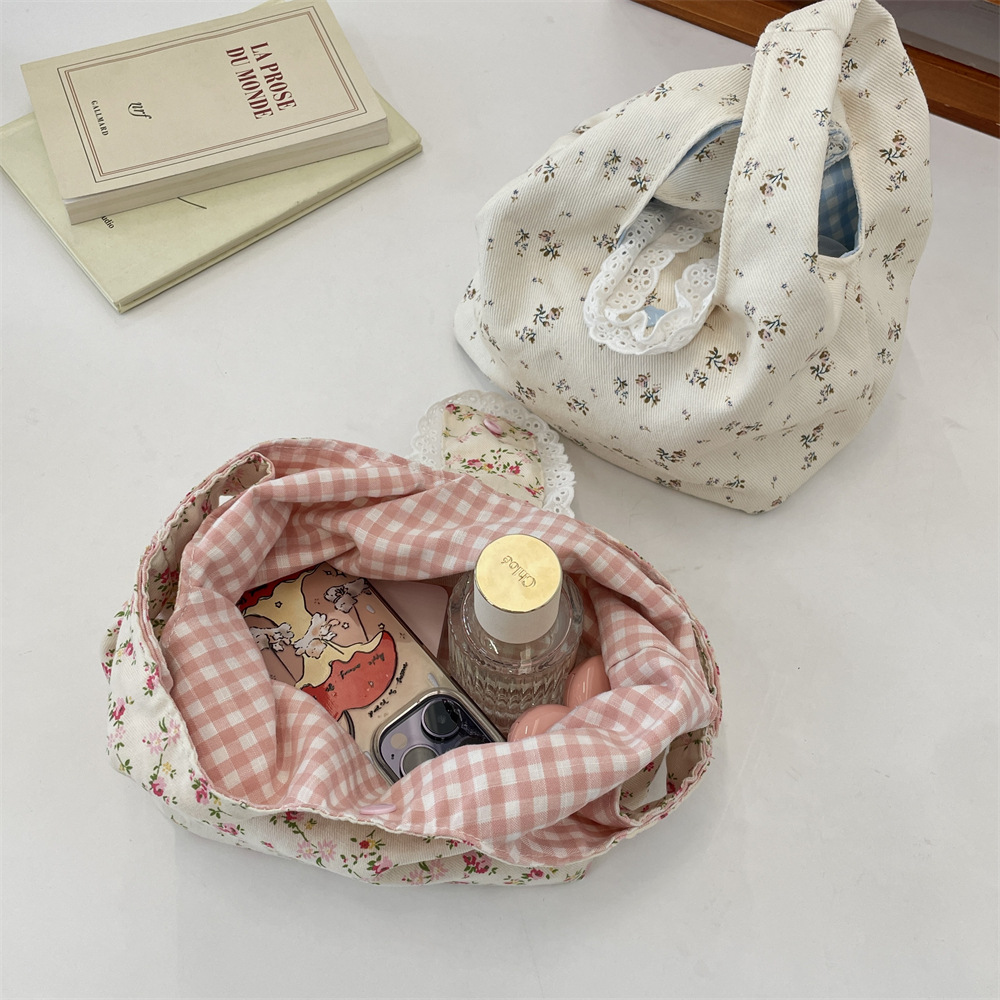 54171 Cute floral hand-held canvas bag, small handbag for office supplies, summer bag, Korean-style wrist bag for women Application Scenario