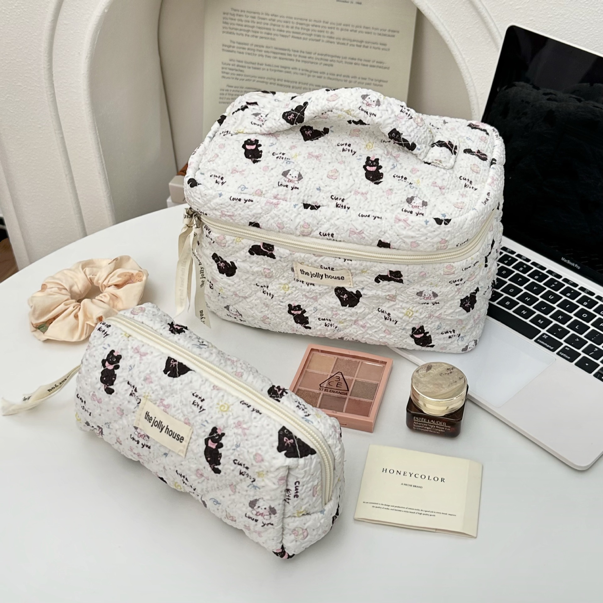 Cute black cat and dog makeup bag for women, portable large-capacity travel cosmetics, hand-held toiletry bag, minimum order of one piece Application Scenario