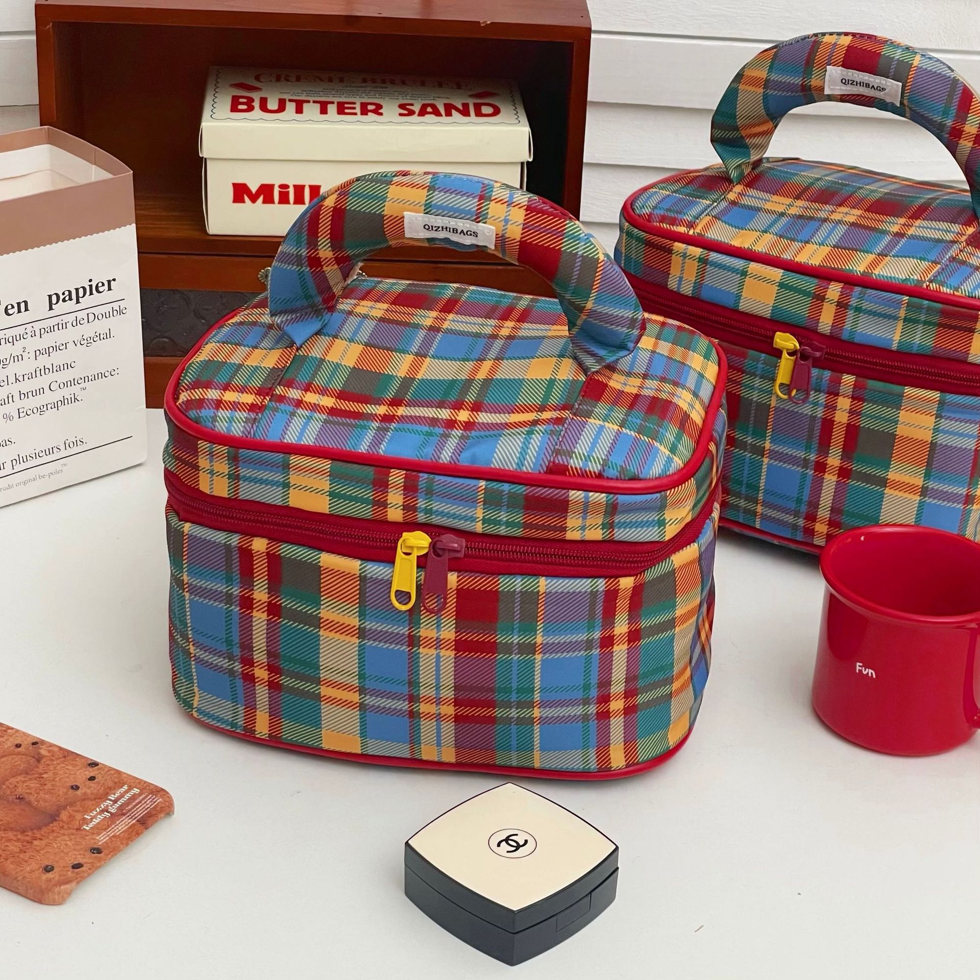 High-end retro checkered makeup bag, portable large-capacity zoned storage bag, travel and outings hand-held toiletry bag full figure