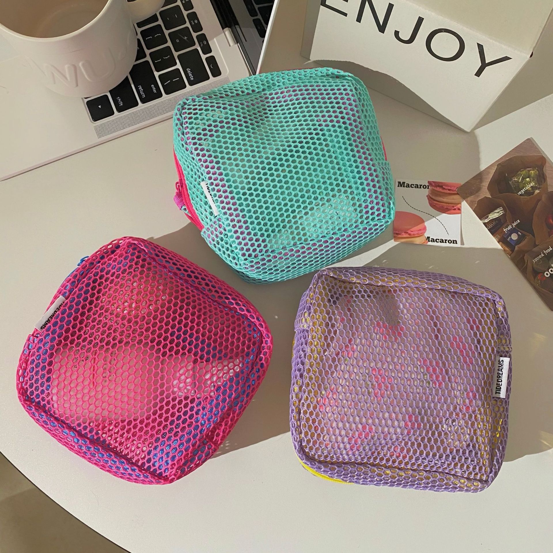 New dopamine-colored tofu bag, large-capacity makeup bag, portable travel cosmetics net format storage bag full figure