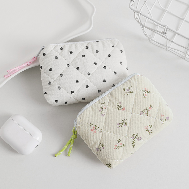 The new cartoon-quilted cotton-padded lipstick, cosmetics, small storage bag, coin purse and portable mini hand-held bag from Ailun full figure
