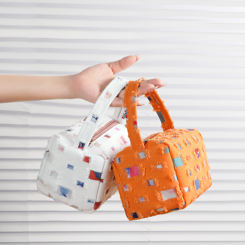 Cross-border makeup bag, high appearance level, large-capacity storage bag, hand-held waterproof handbag, travel portable and simple toiletries Specification drawing