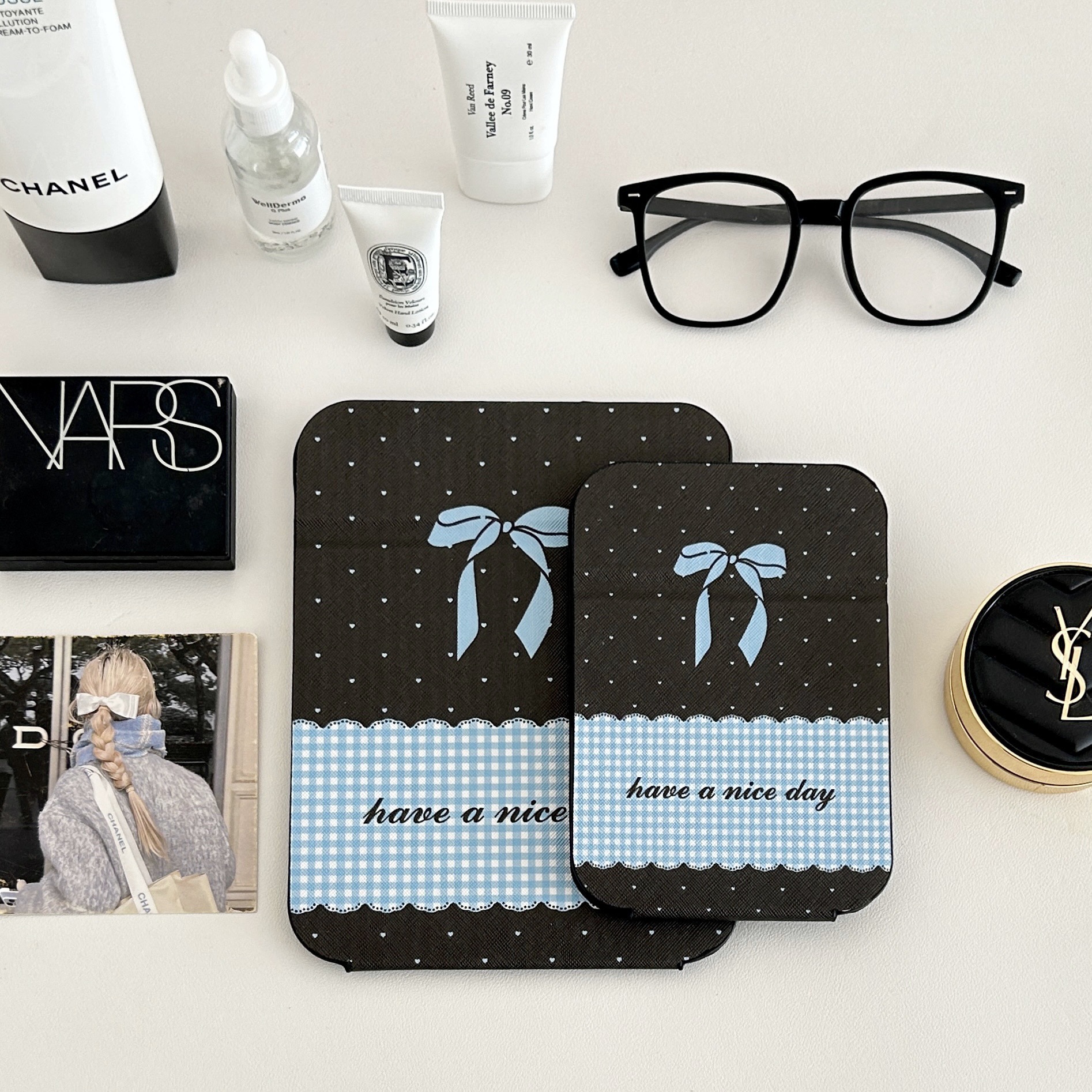 Blue checkered bow makeup mirror, high appearance level, folding mirror stand style, student dormitory, home, travel portable mirror Specification drawing