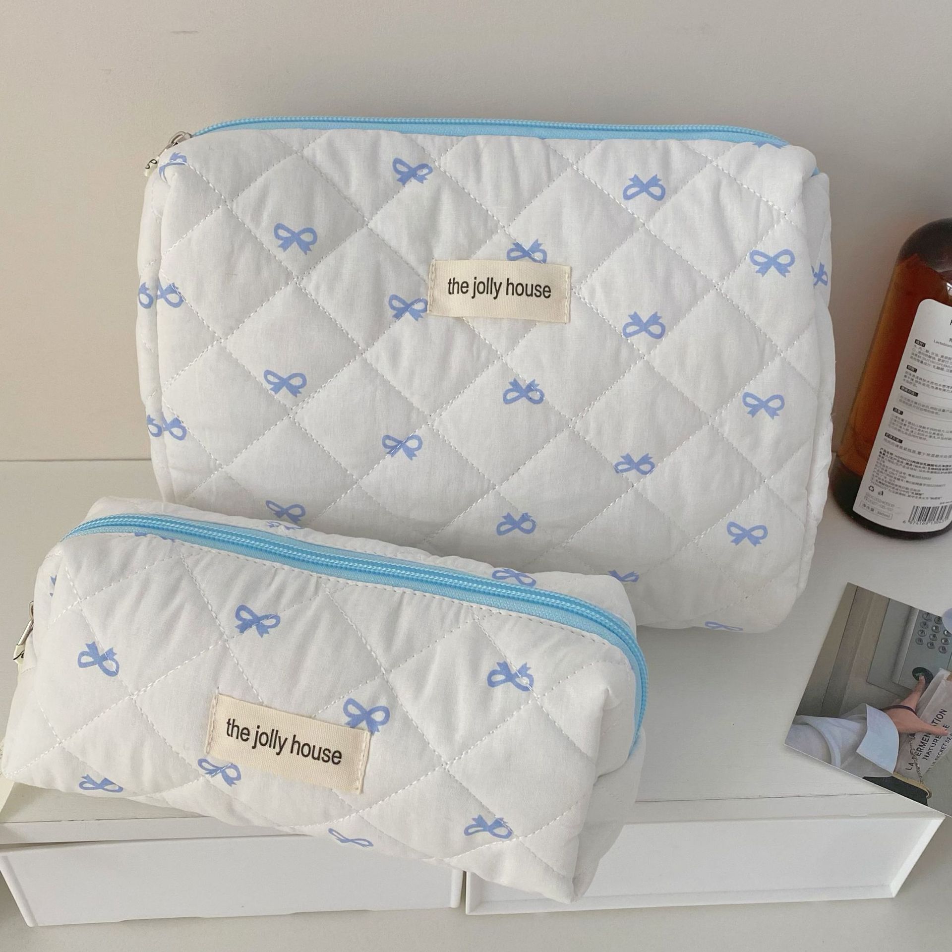 Fresh and clean bow makeup bag, large-capacity female student portable cosmetics hand-held storage bag, travel toiletries bag Specification drawing