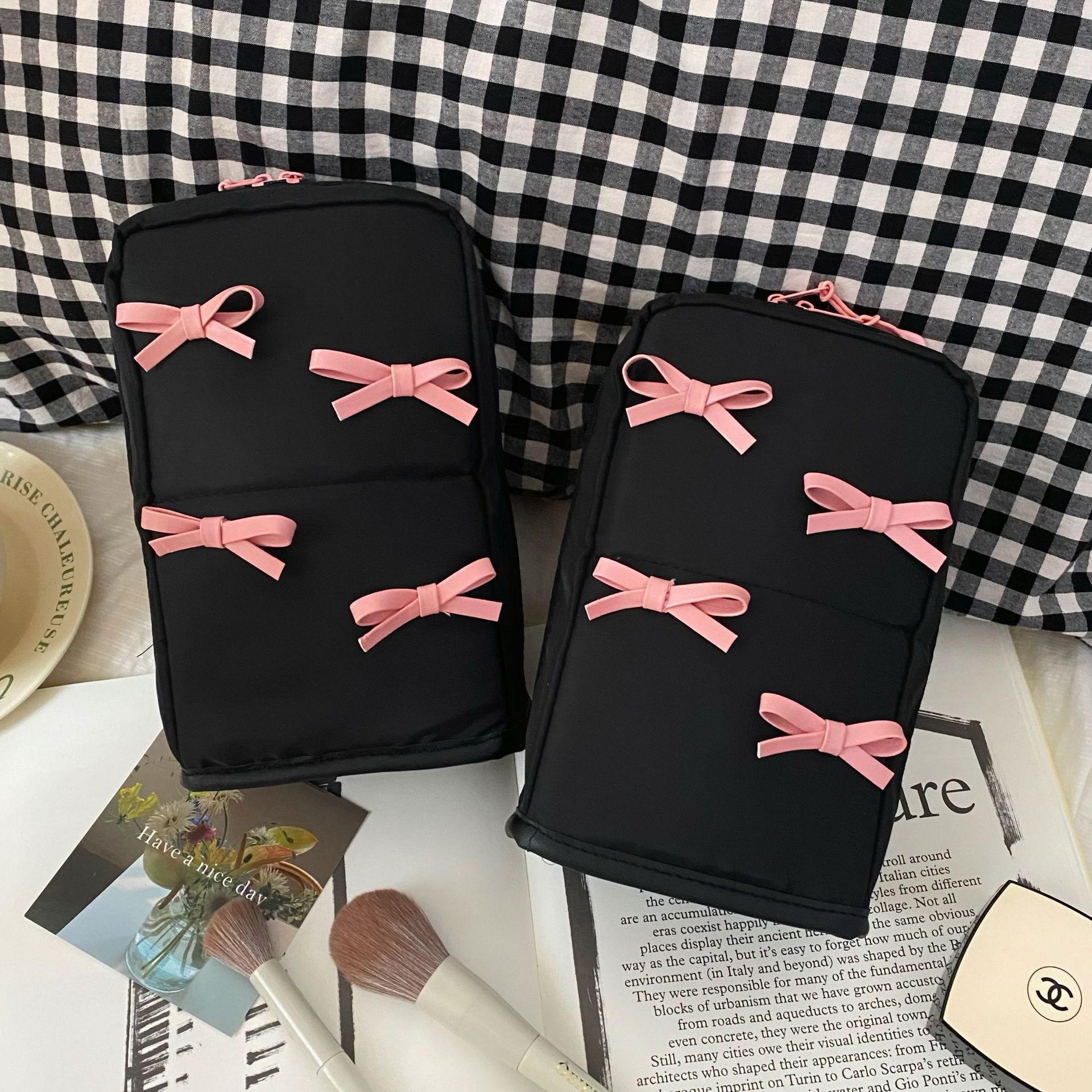 Ins-style design makeup bag for girls, cute bow, storage pen holder, large-capacity skin care products, dormitory toiletries bag full figure