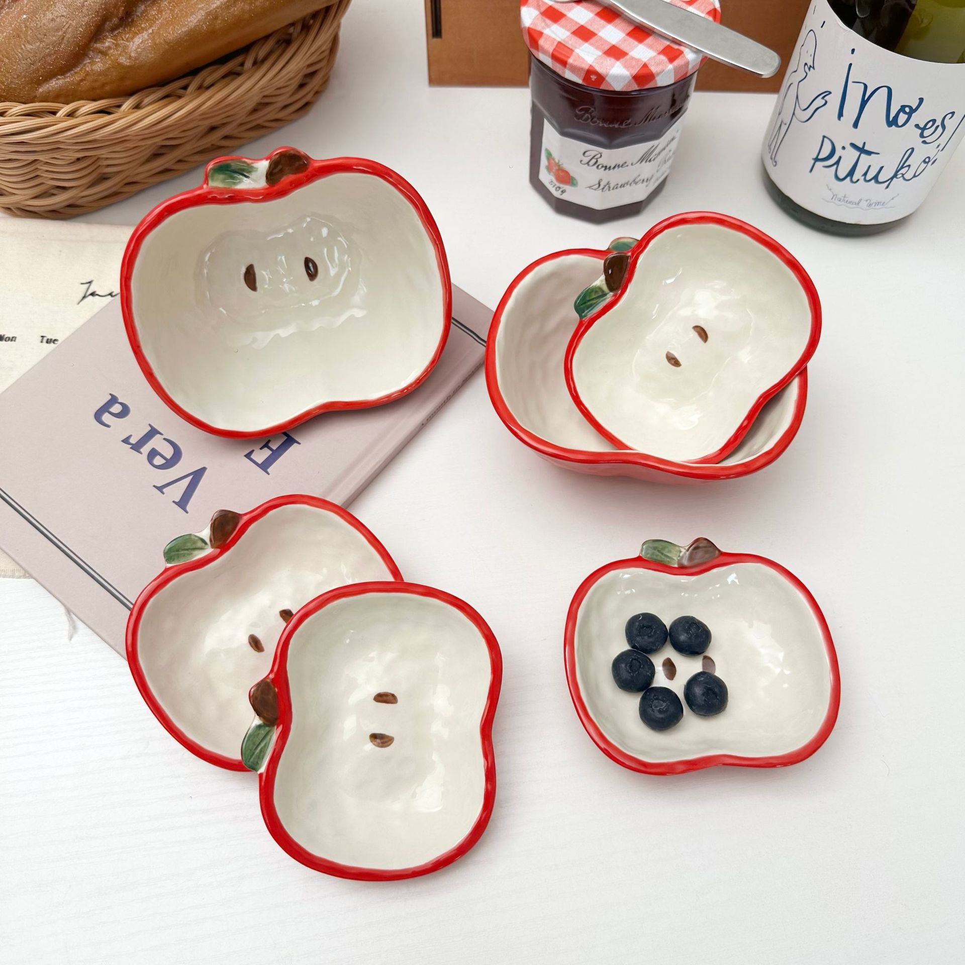 Apple ceramic bowl, high appearance level, apple-shaped hot pot dipping sauce plate, home snack plate, condiment plate full figure