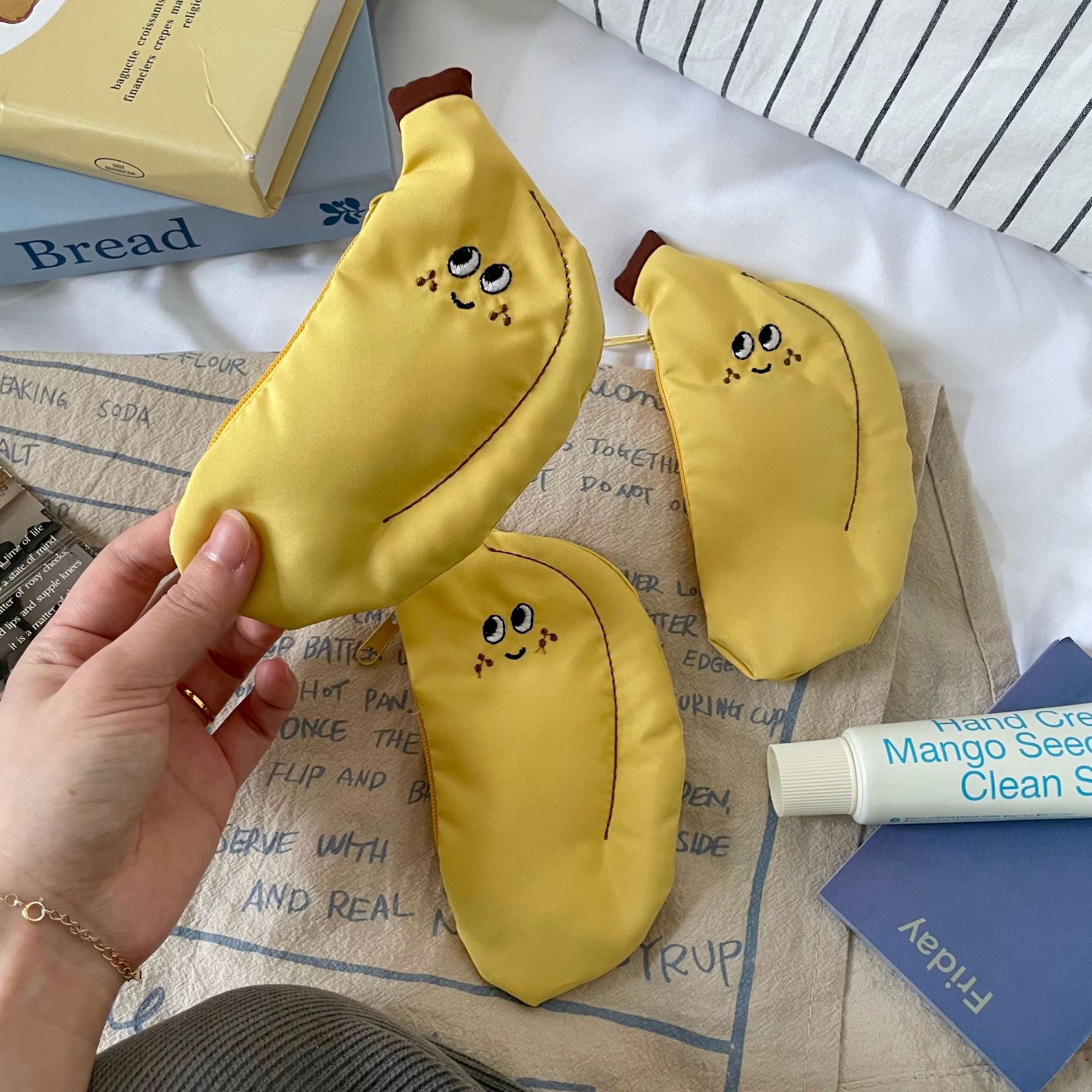 Cute little banana handmade coin purse, cartoon girl's heart, mini canvas ID card headphones, storage student bag pendant Application Scenario