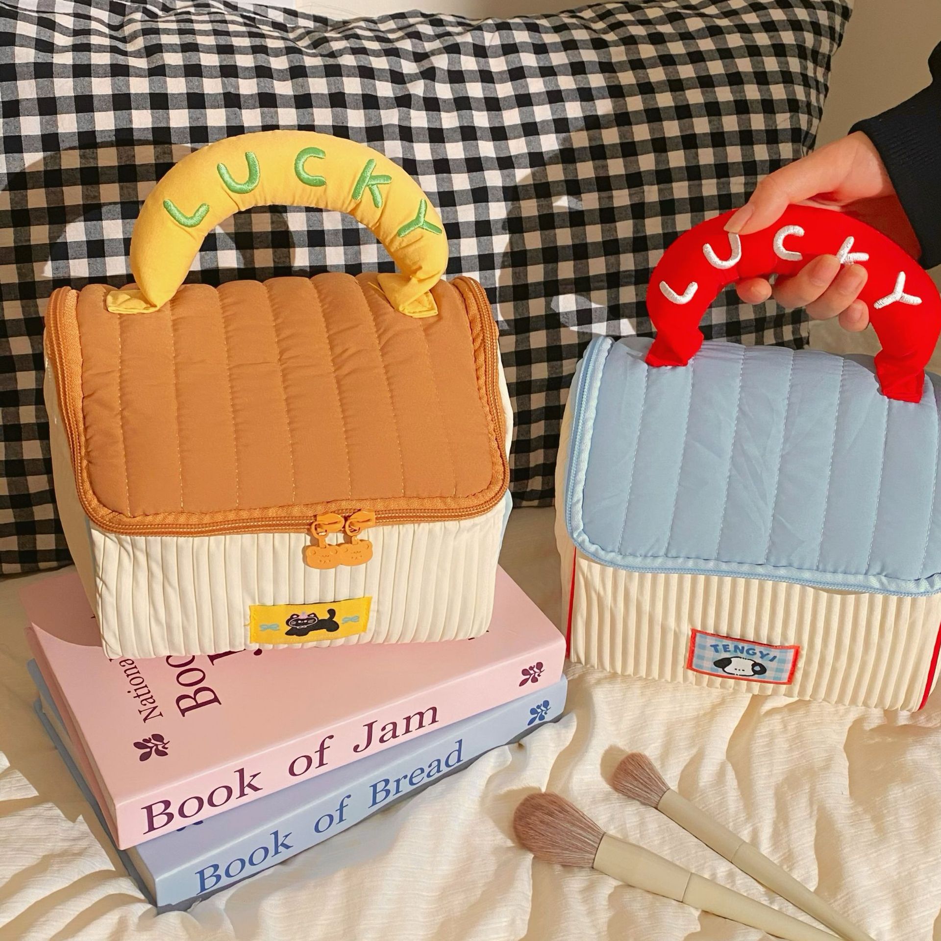Cute House Makeup Bag, large capacity, high school girls' appearance level, portable travel toiletries and skin care products, hand-held storage bag Specification drawing