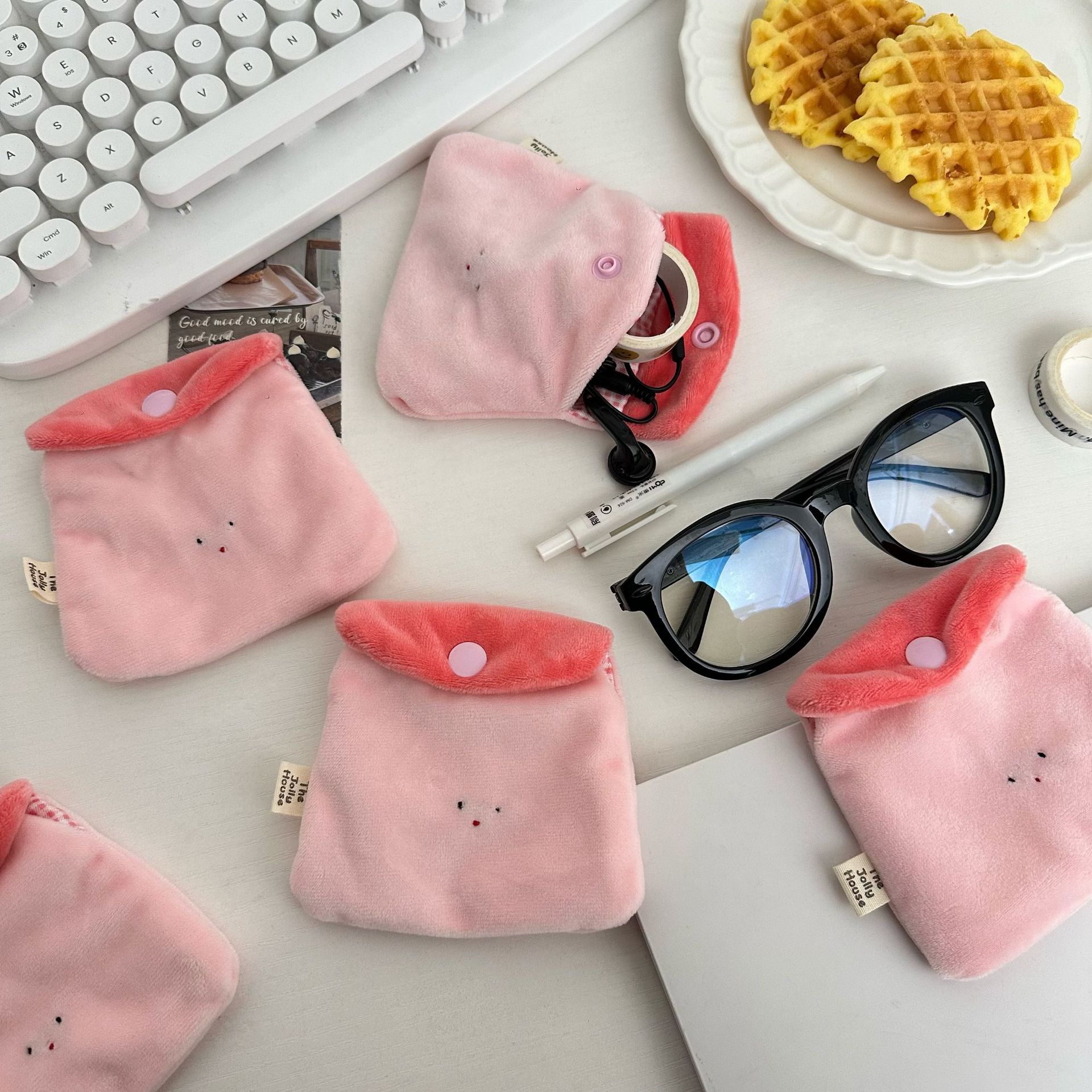 Sweet strawberry pudding coin purse, cartoon cute mini plush portable headphones, ID card portable storage small card case full figure