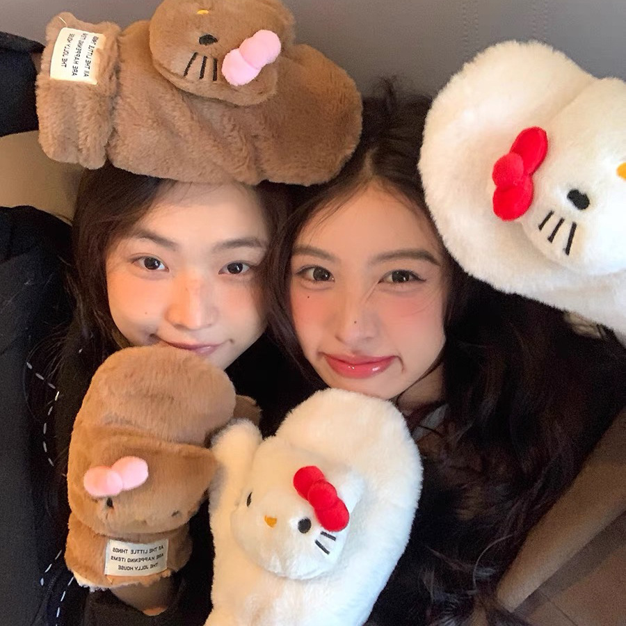 Cute plush gloves for girls to keep warm while cycling in autumn and winter, thickened for students to ride, windproof and cold-proof, with neck straps and fingers attached details Picture