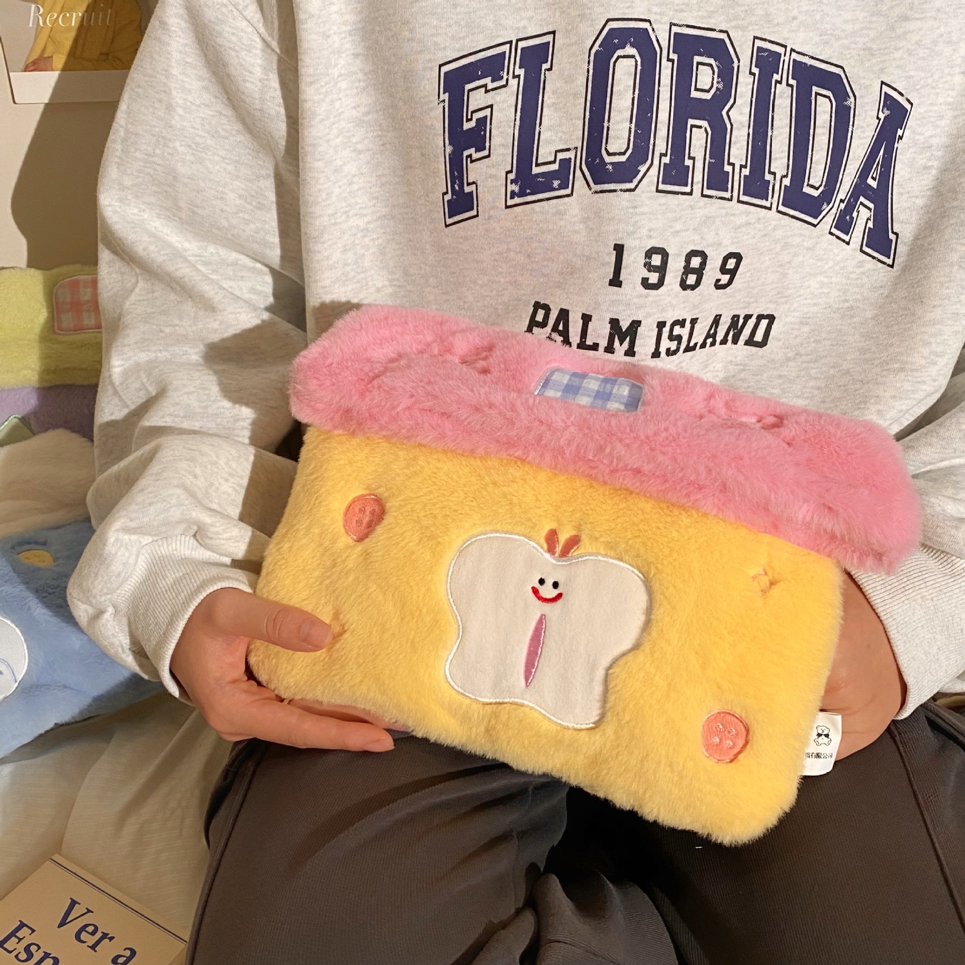 Portable and cute winter hot water bag, student electric warm water bag, no water filling, explosion-proof electric hot water bag, warm water bag, electric heating for girls Item Picture
