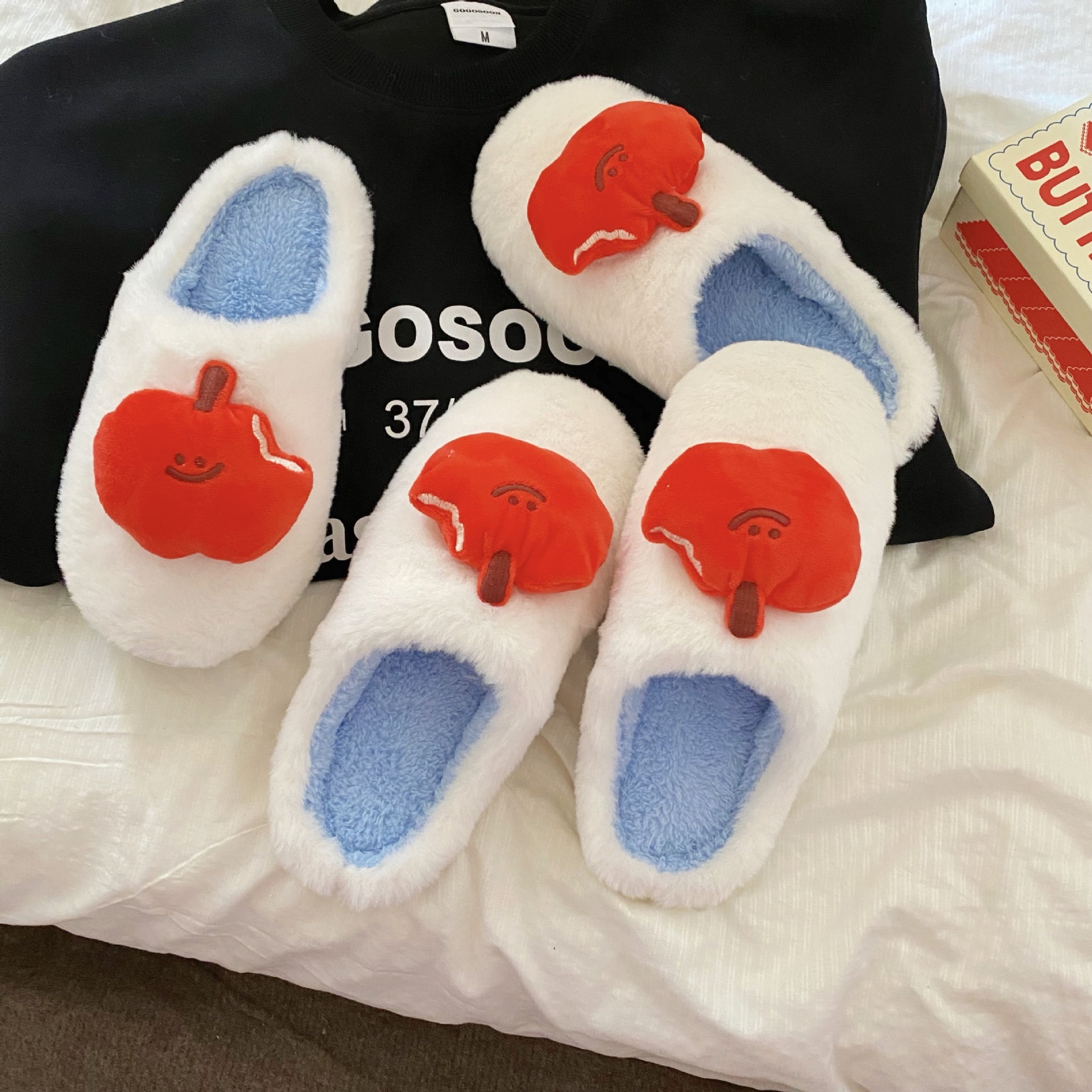 Original cartoon apple plush slippers for women, indoor use for autumn and winter, warm couple plush slippers, guest slippers Specification drawing