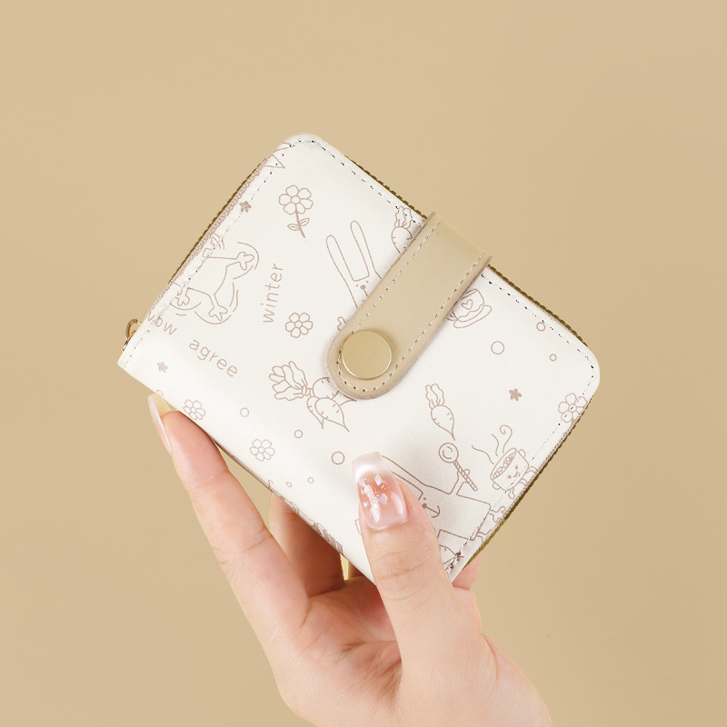 A simple and cute little cat Japanese-style lady's buckle pocket, a portable multi-functional short wallet for women, and a card case Application Scenario