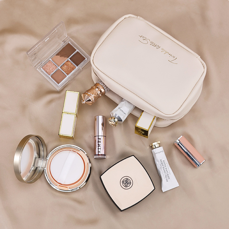 New InS-style makeup bag with large capacity, high-end feel, portable toiletry bag, travel small size, cute touch-up storage bag Application Scenario